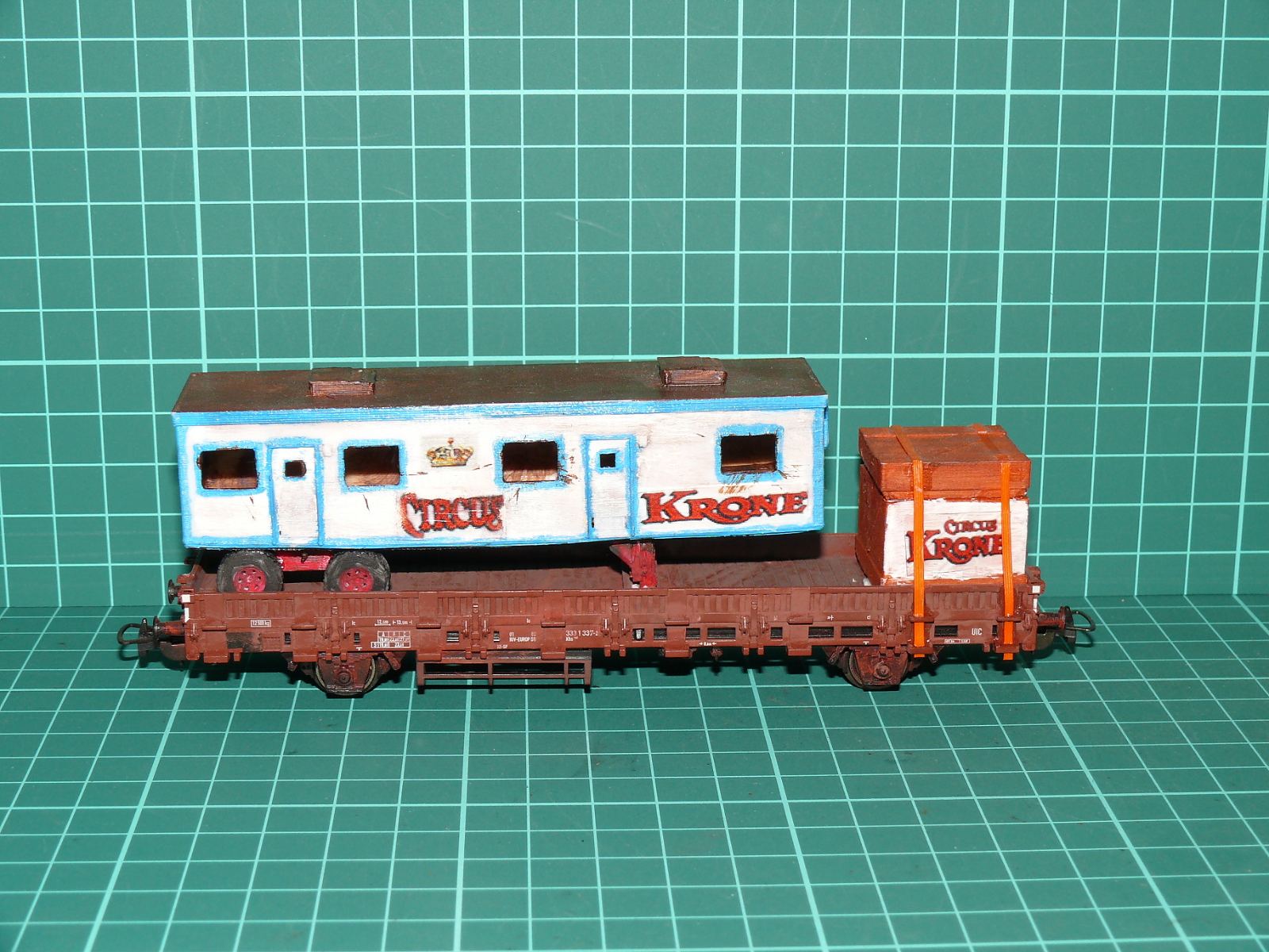 Märklin / Roco H0 – Dvounápravový plošinový vůz s cirkusovým nákladem "CIRCUS KRONE" (Stavba / Patina) – H0