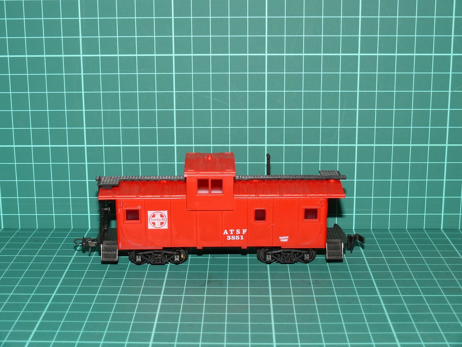 Lima H0 – Čtyřnápravový služební vůz Caboose ATSF "Santa Fe" #3851 – H0