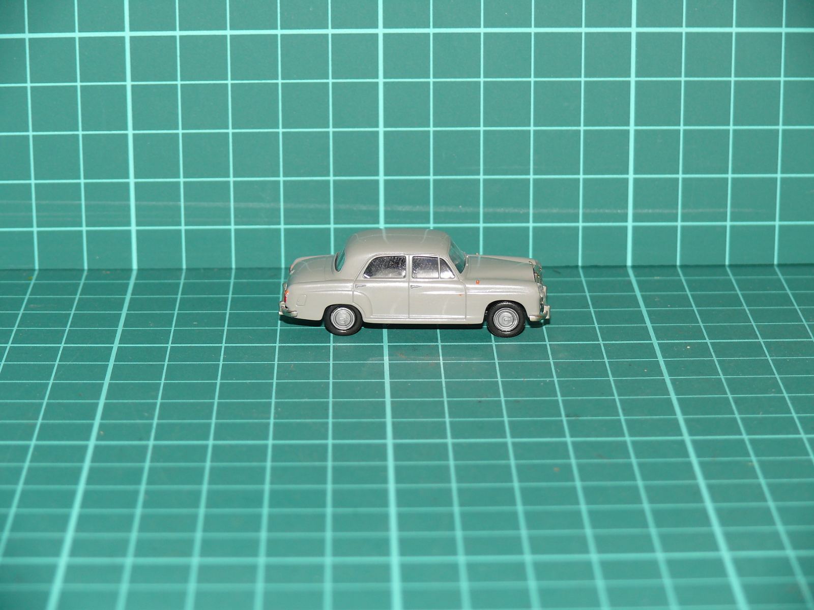 Wiking - Mercedes-Benz 180 / 190 „Ponton“ (W120 / W121) Osobní sedan (šedobéžová) – H0