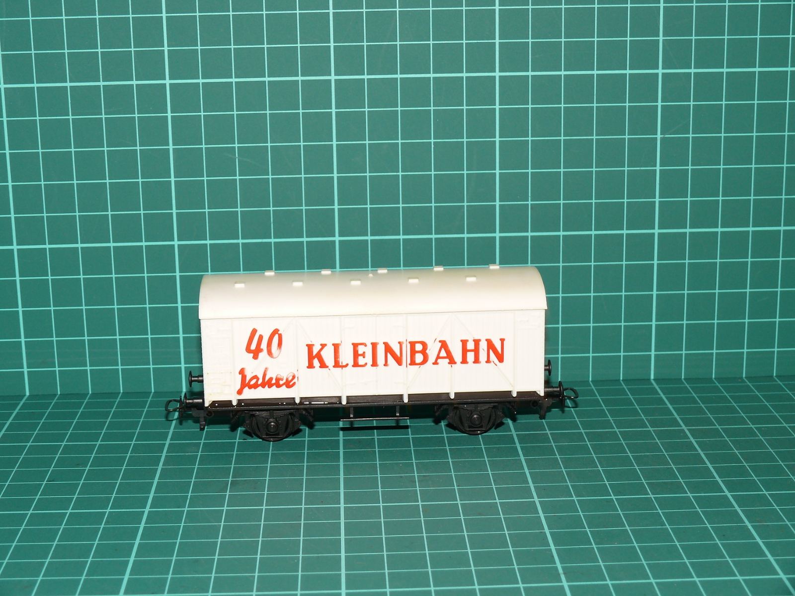Kleinbahn H0 – Dvounápravový chladicí / skříňový vůz "40 Jahre KLEINBAHN" (Jubilejní model) – H0