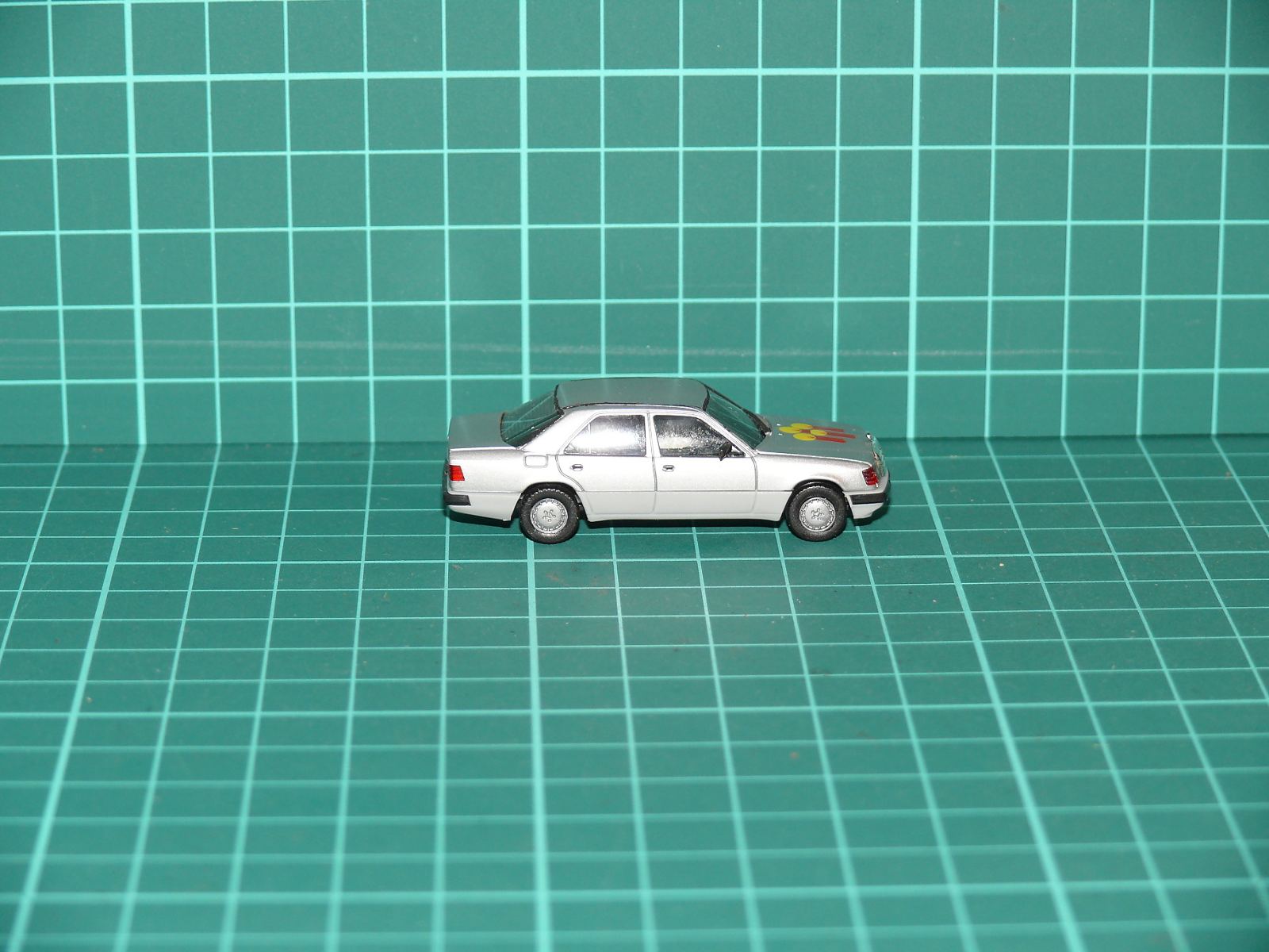 Herpa - Mercedes-Benz 300 E / W124 Osobní sedan s motivem (stříbrná metalíza) – H0