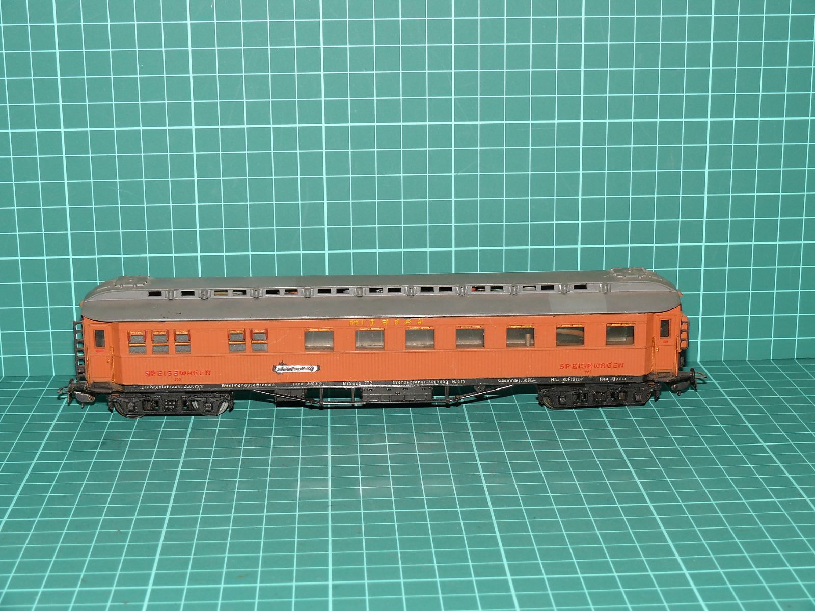 Piko / Prefo H0 – Čtyřnápravový jídelní rychlíkový vůz MITROPA "Speisewagen" (Ep. II/III) – H0