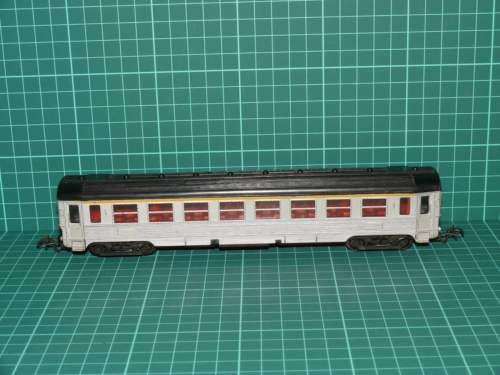 Jouef H0 – Čtyřnápravový nerezový rychlíkový vůz SNCF "Inox / Mistral" (1. třída) – H0