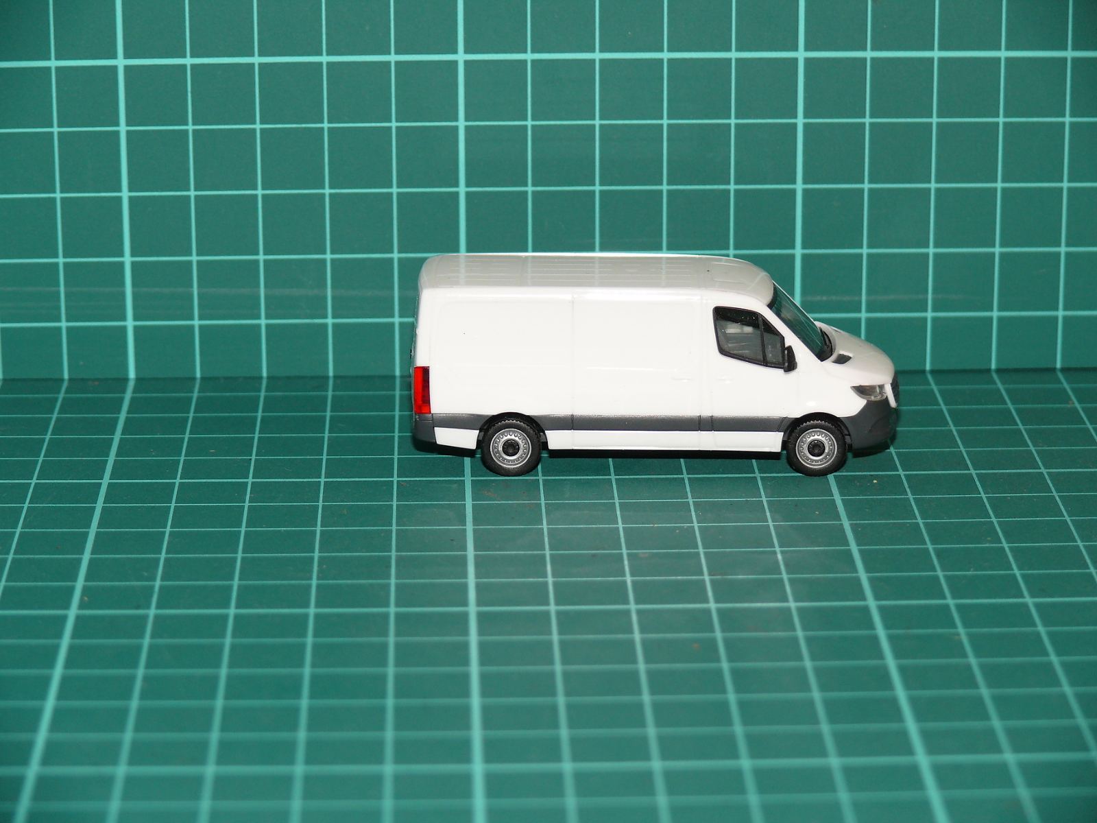 Herpa - Mercedes-Benz Sprinter (W907/W910) Skříňová dodávka (bílá) – H0