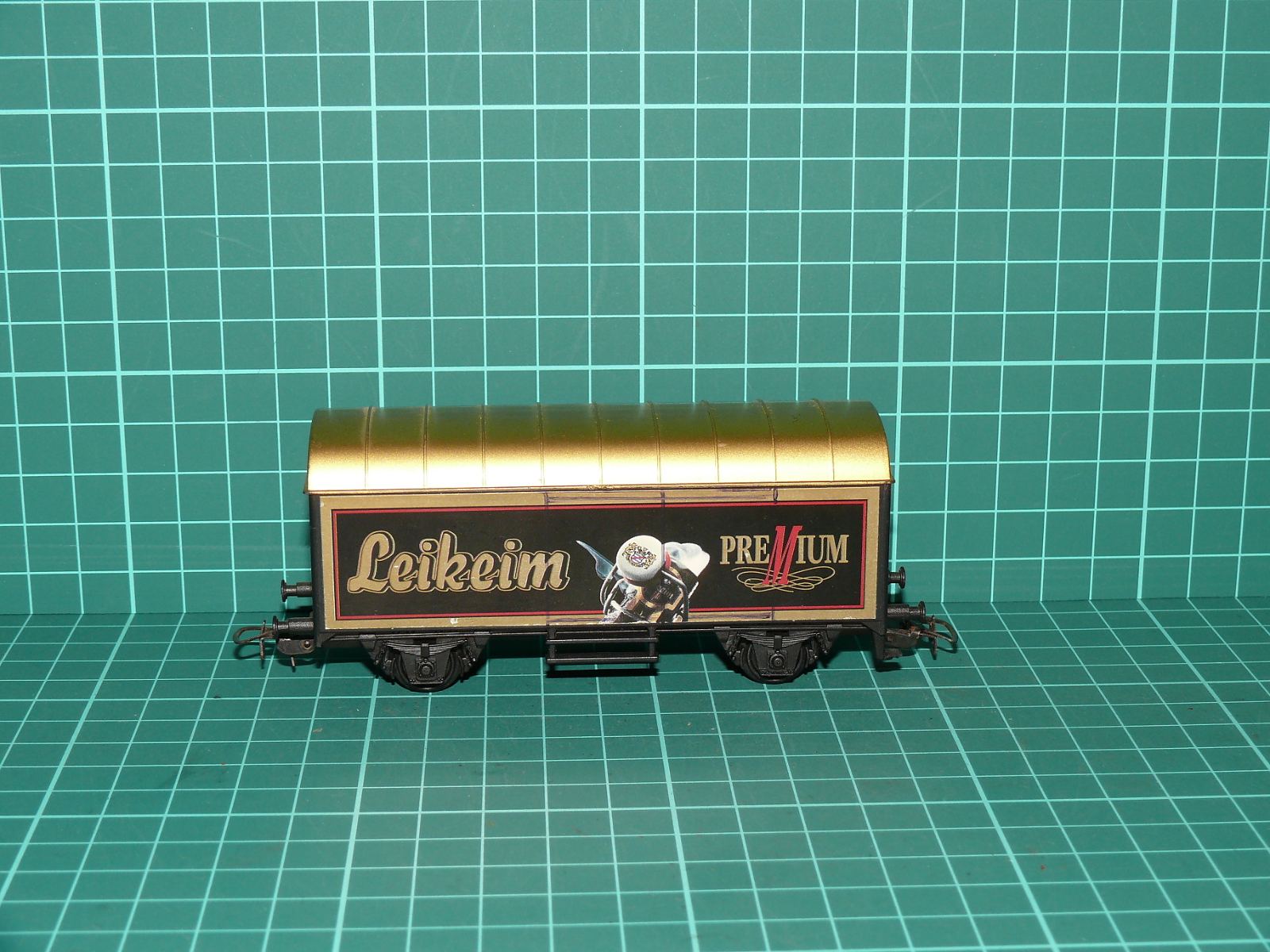 Himmer H0 – Dvounápravový reklamní pivní vůz "Leikeim PREMIUM" (zlatá edice) – H0