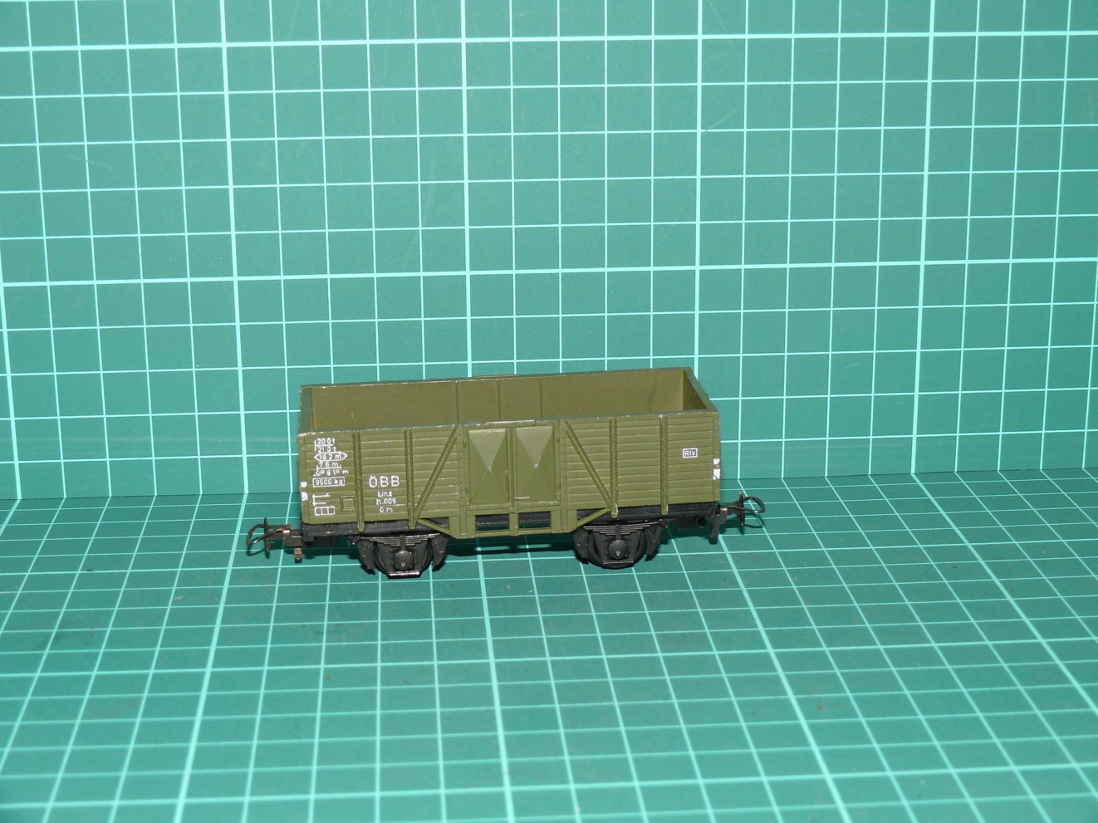 Kleinbahn H0 – Dvounápravový otevřený nákladní vůz Om "Linz" ÖBB (zelený, Ep. III) – H0
