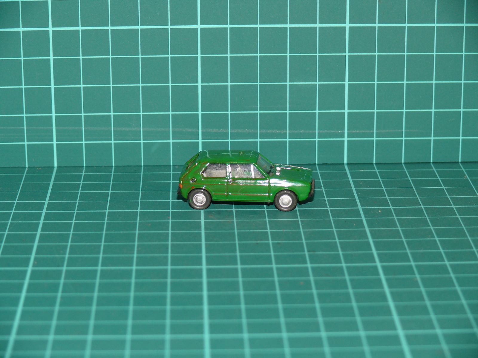 Herpa - Volkswagen Golf I Třídveřový hatchback (zelená) – H0