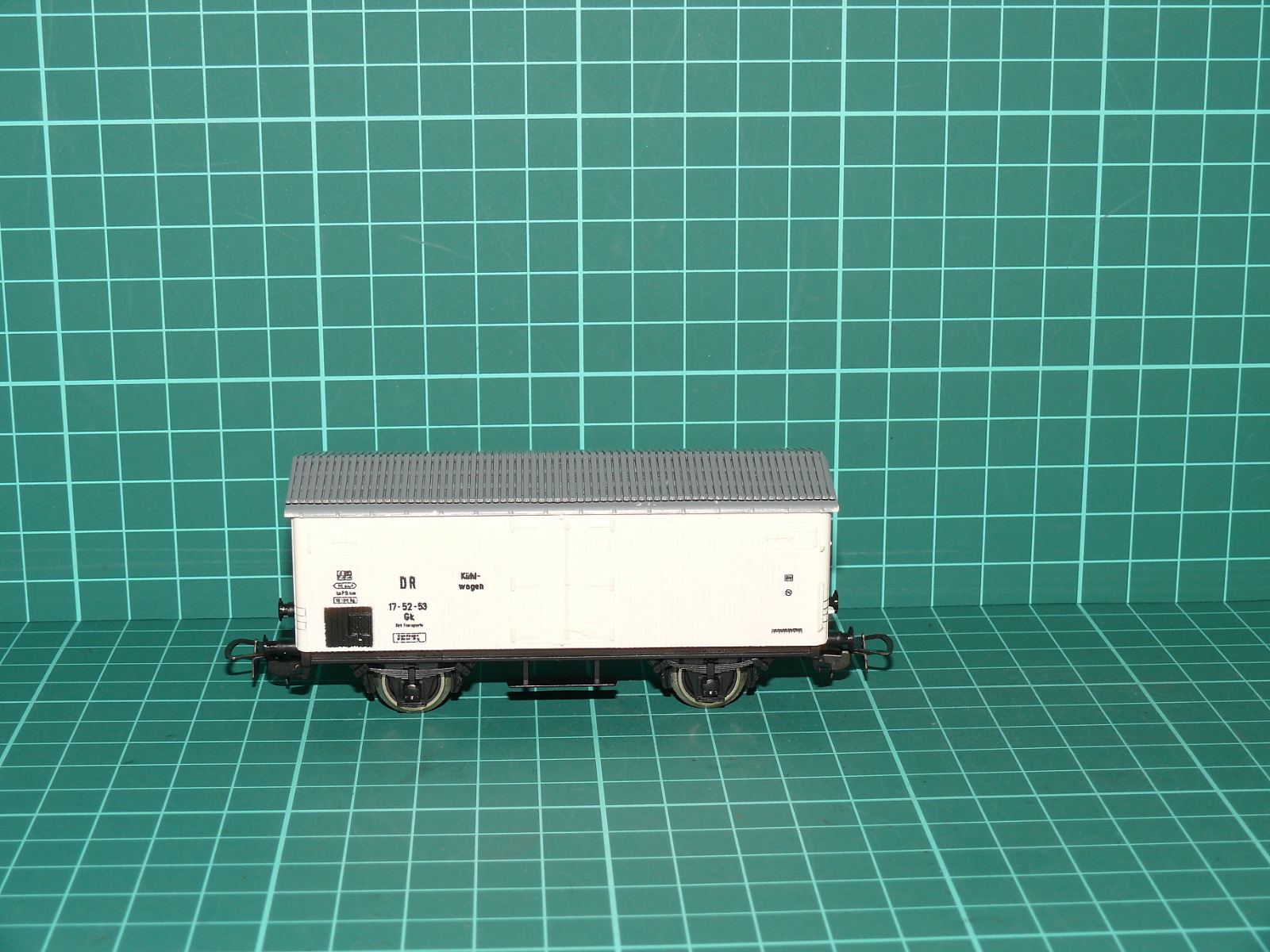 PIKO H0 – Dvounápravový chladicí vůz Gk "Kühlwagen" DR (bílý, Ep. III) – H0