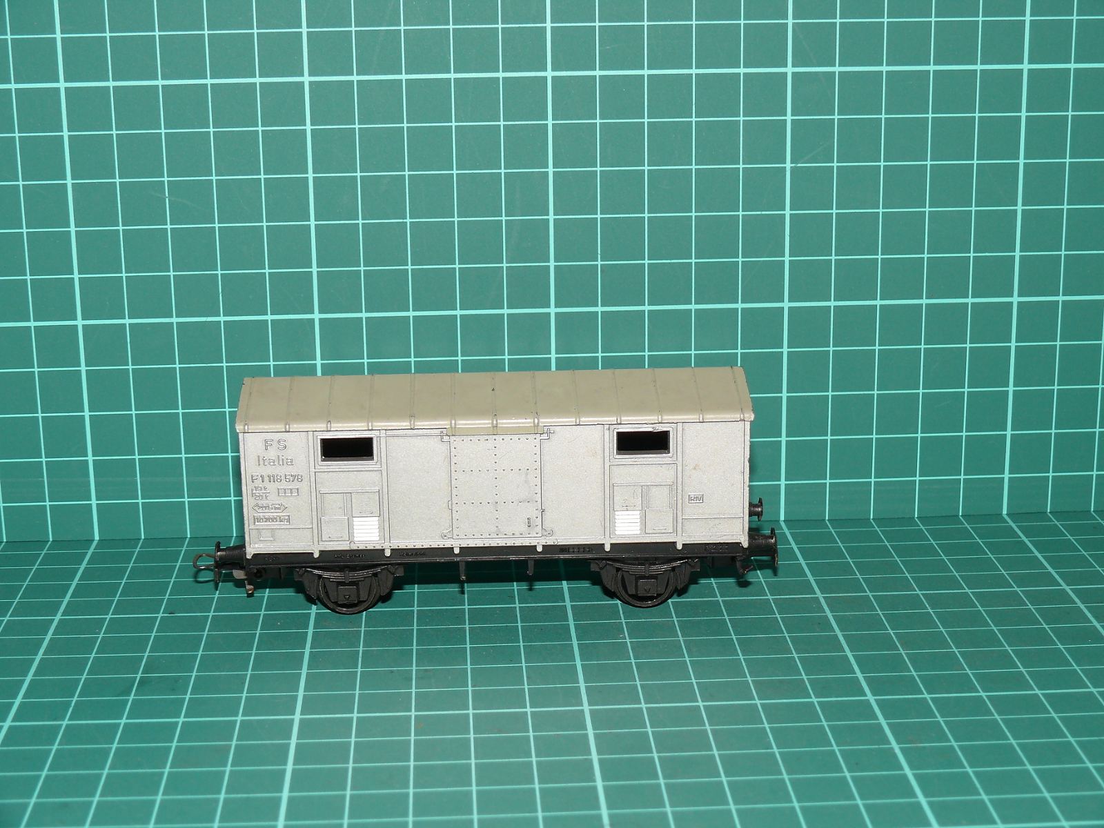 Kleinbahn H0 – Dvounápravový krytý nákladní vůz F "FS Italia" (šedý, Ep. III) – H0