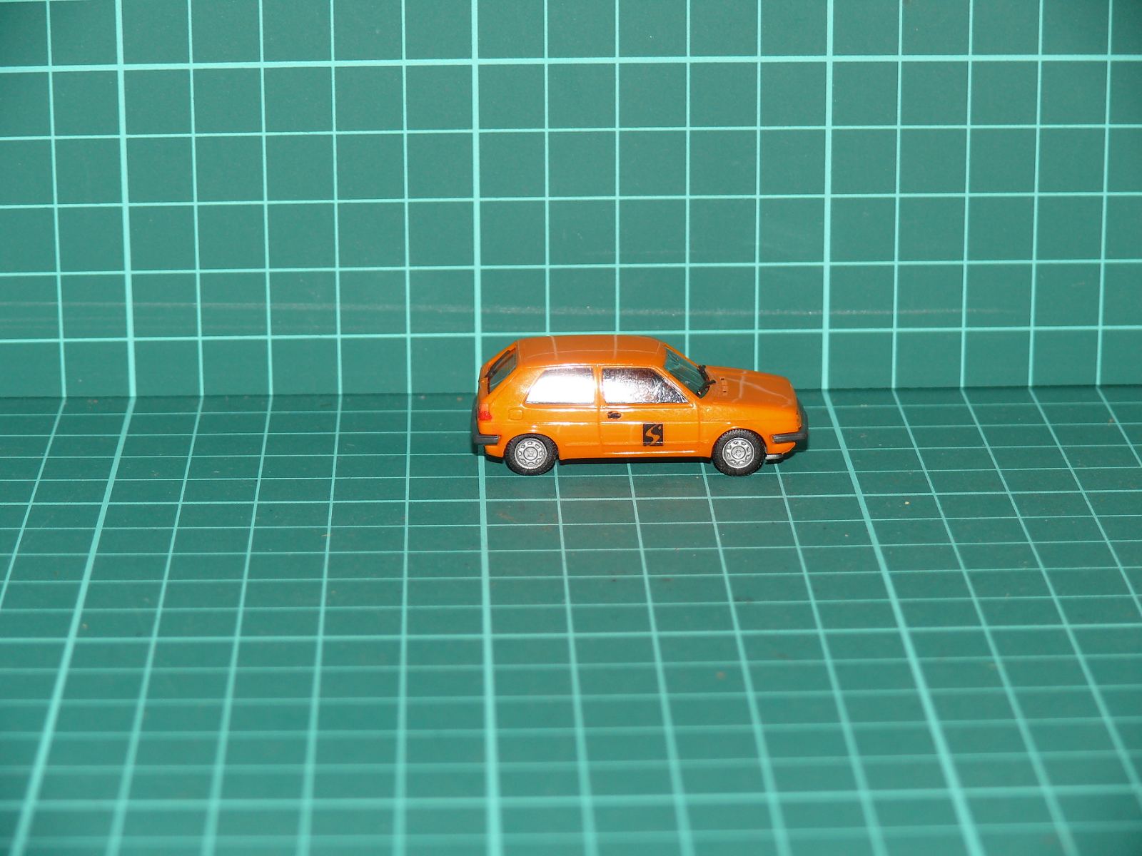 Herpa - Volkswagen Polo I / Derby Třídveřový hatchback „Fahrschule / Autoškola“ (oranžová) – H0