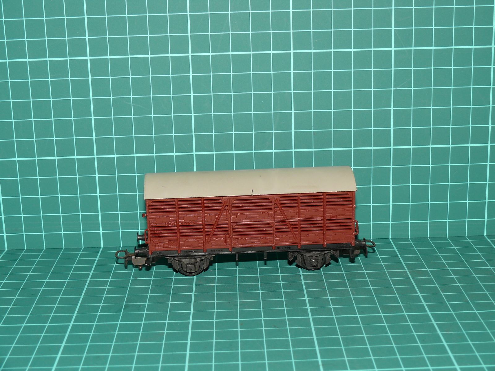 Kleinbahn H0 – Dvounápravový krytý vůz na přepravu dobytka / zvěře V (hnědý, Ep. III) – H0