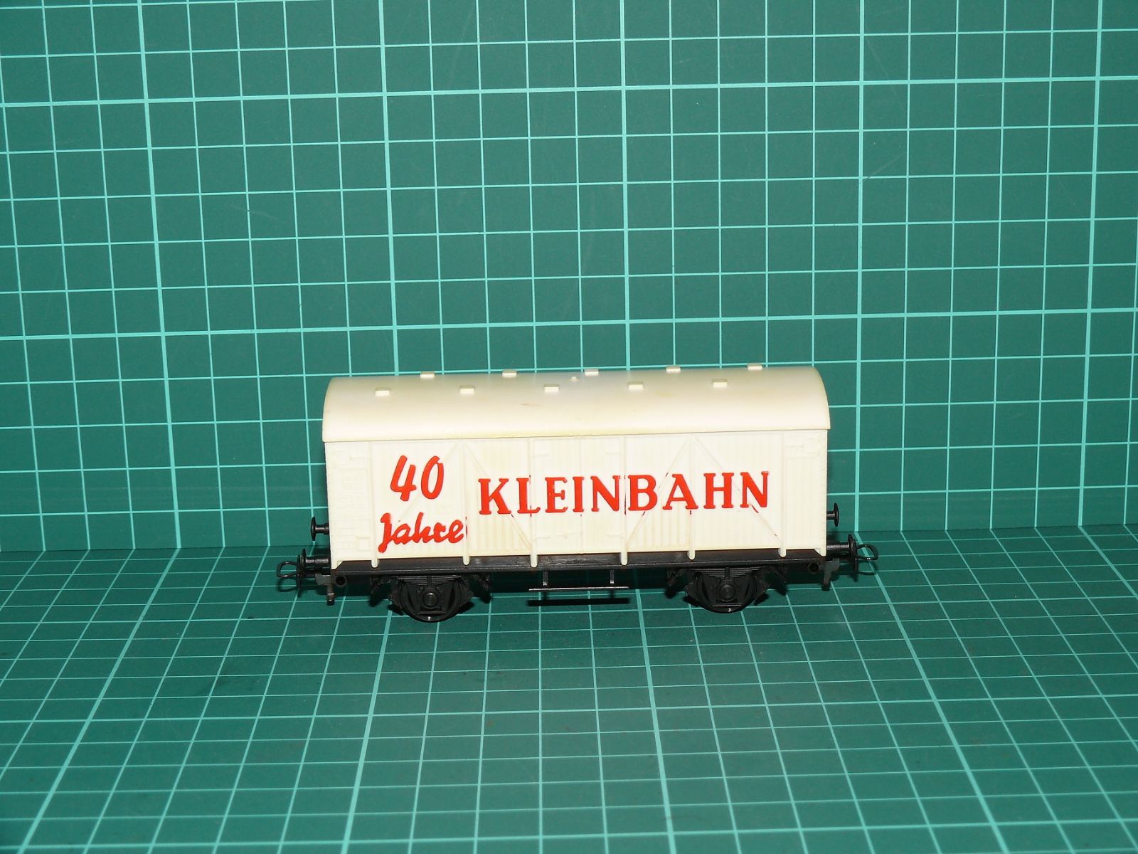 Kleinbahn H0 – Dvounápravový jubilejní krytý vůz "40 Jahre KLEINBAHN" (bílý) – H0