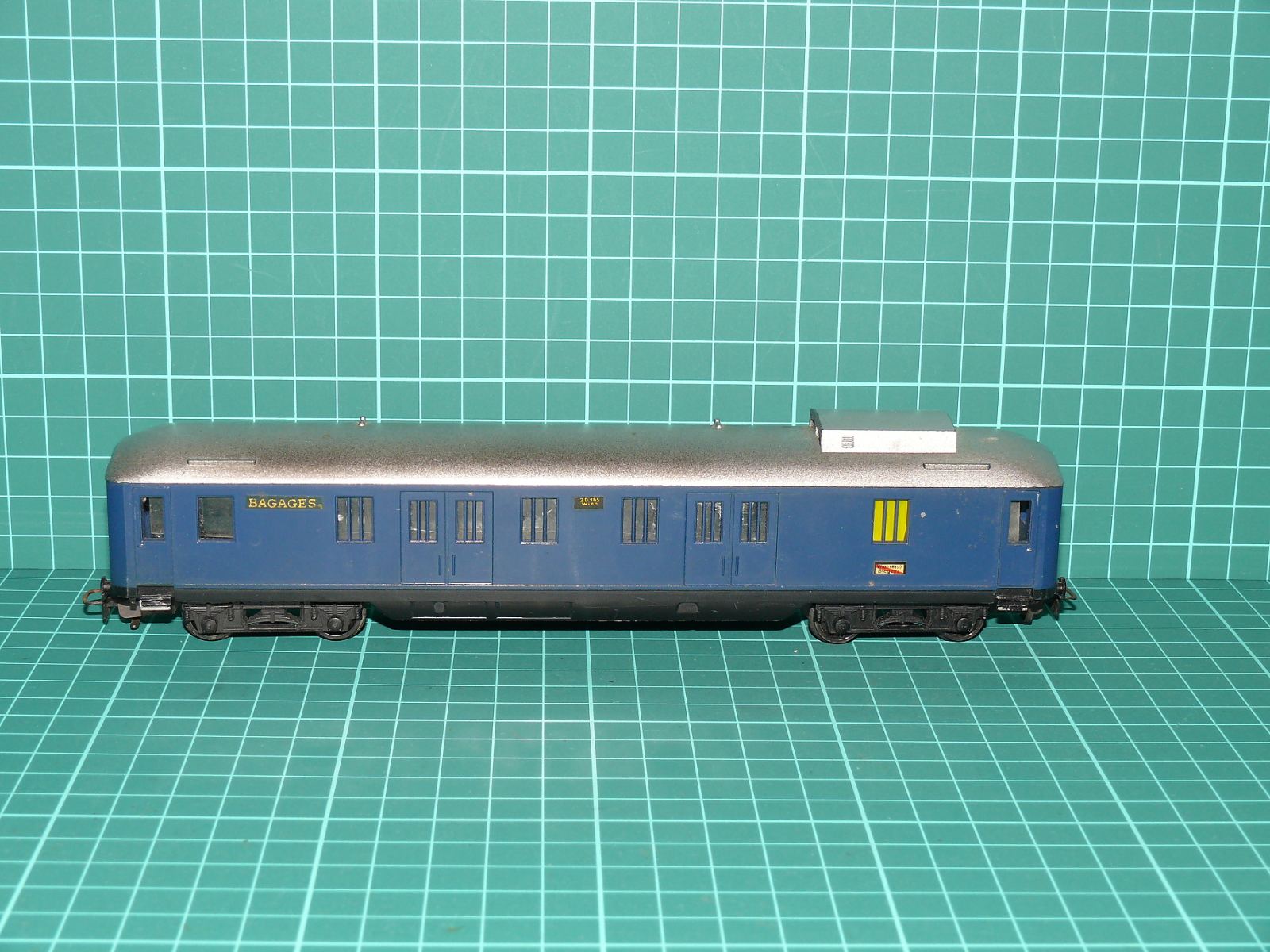 Kleinbahn H0 – Čtyřnápravový rychlíkový zavazadlový vůz "BAGAGES" CIWL / ÖBB (modrý, vyhlídková budka) – H0