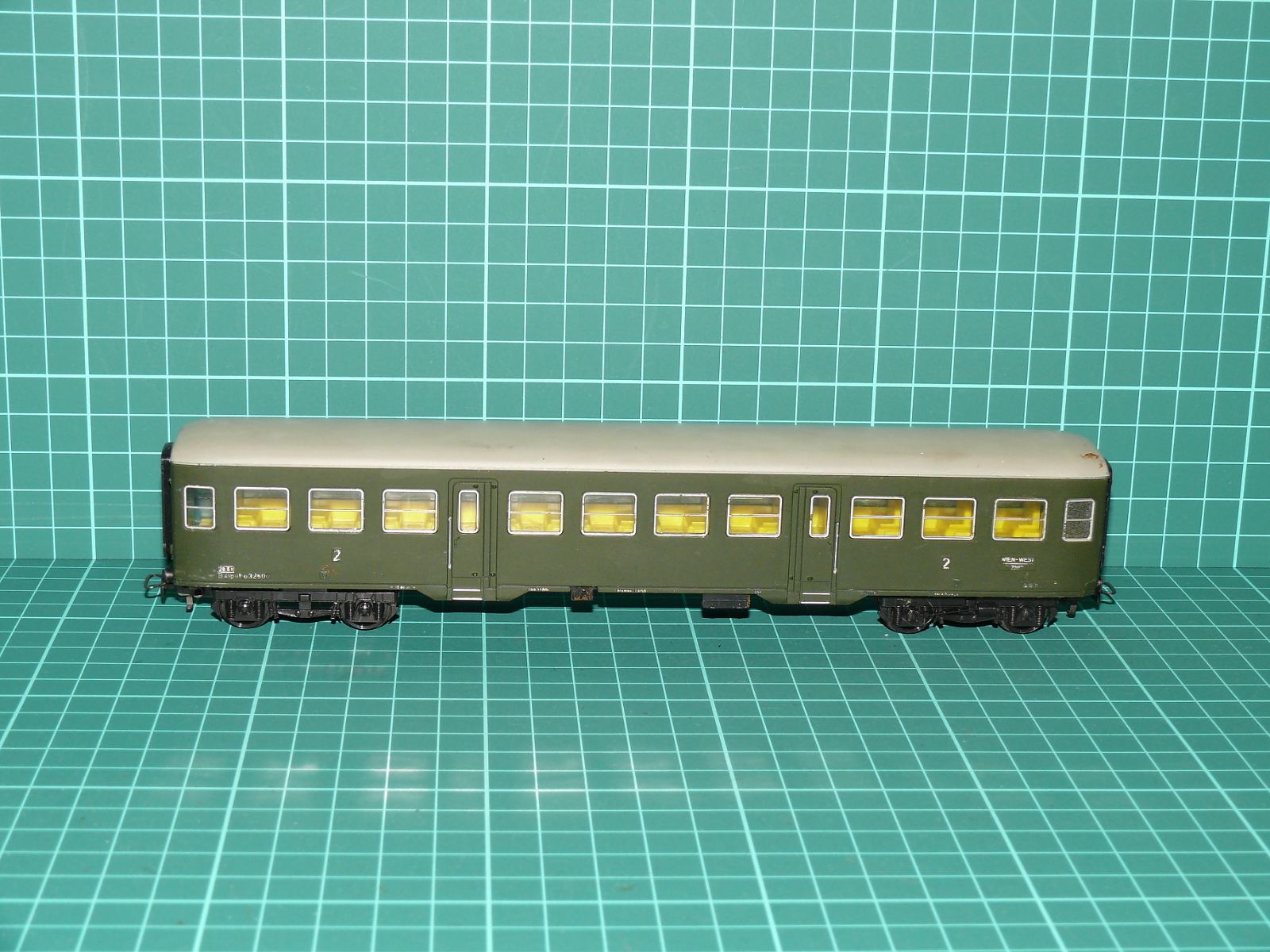 Kleinbahn H0 – Čtyřnápravový příměstský / osobní vůz B4üh "Mitteleinstiegswagen" ÖBB (zelený, Ep. III/IV) – H0