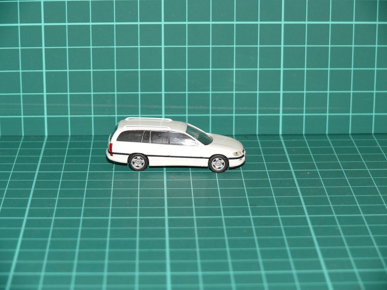 Herpa - Opel Omega B Caravan Osobní kombi (bílá) – H0