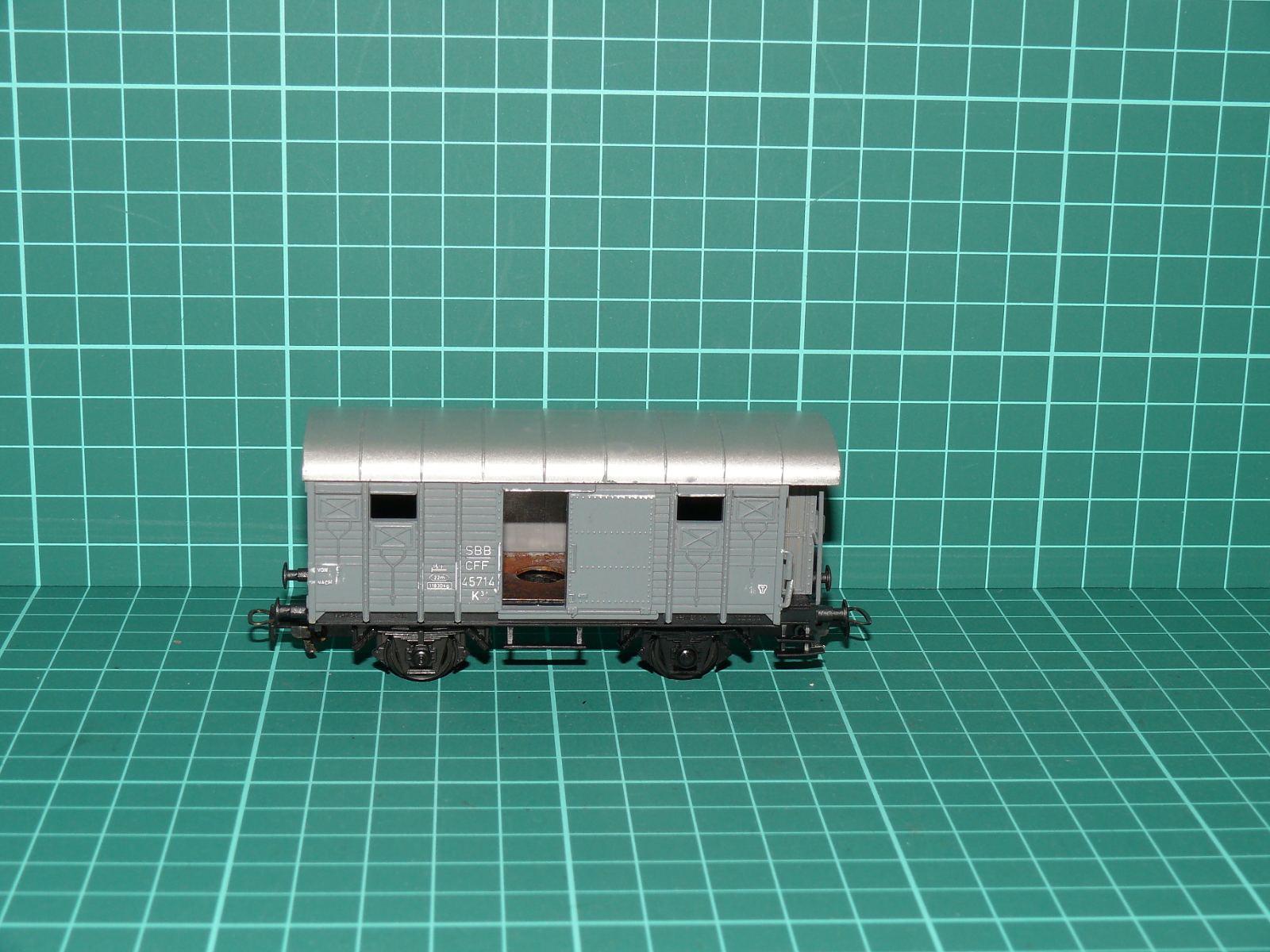 Kleinbahn H0 – Dvounápravový krytý nákladní vůz K3 SBB-CFF s posuvnými dveřmi (šedý, Ep. III) – H0