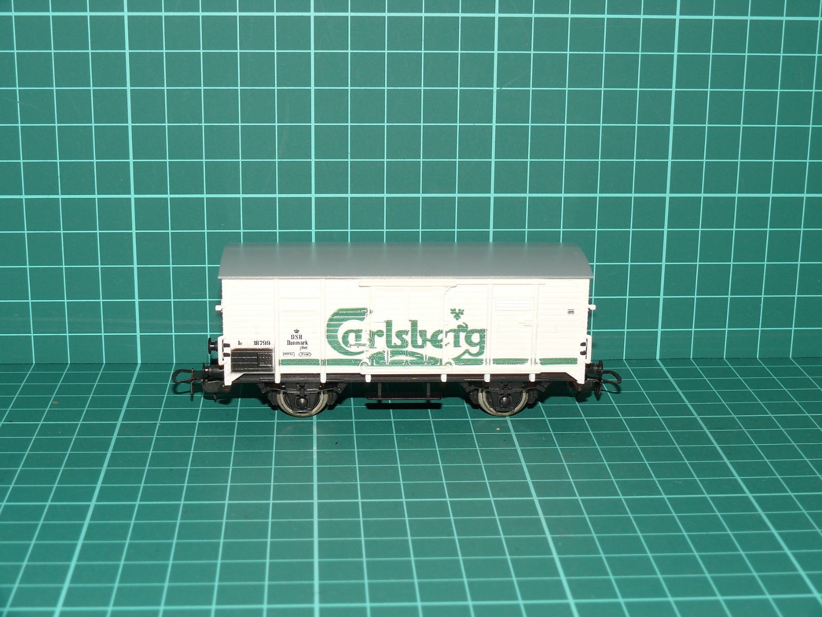 PIKO H0 – Dvounápravový chladicí pivní vůz "Carlsberg" DSB Danmark (bílý, Ep. III/IV) – H0
