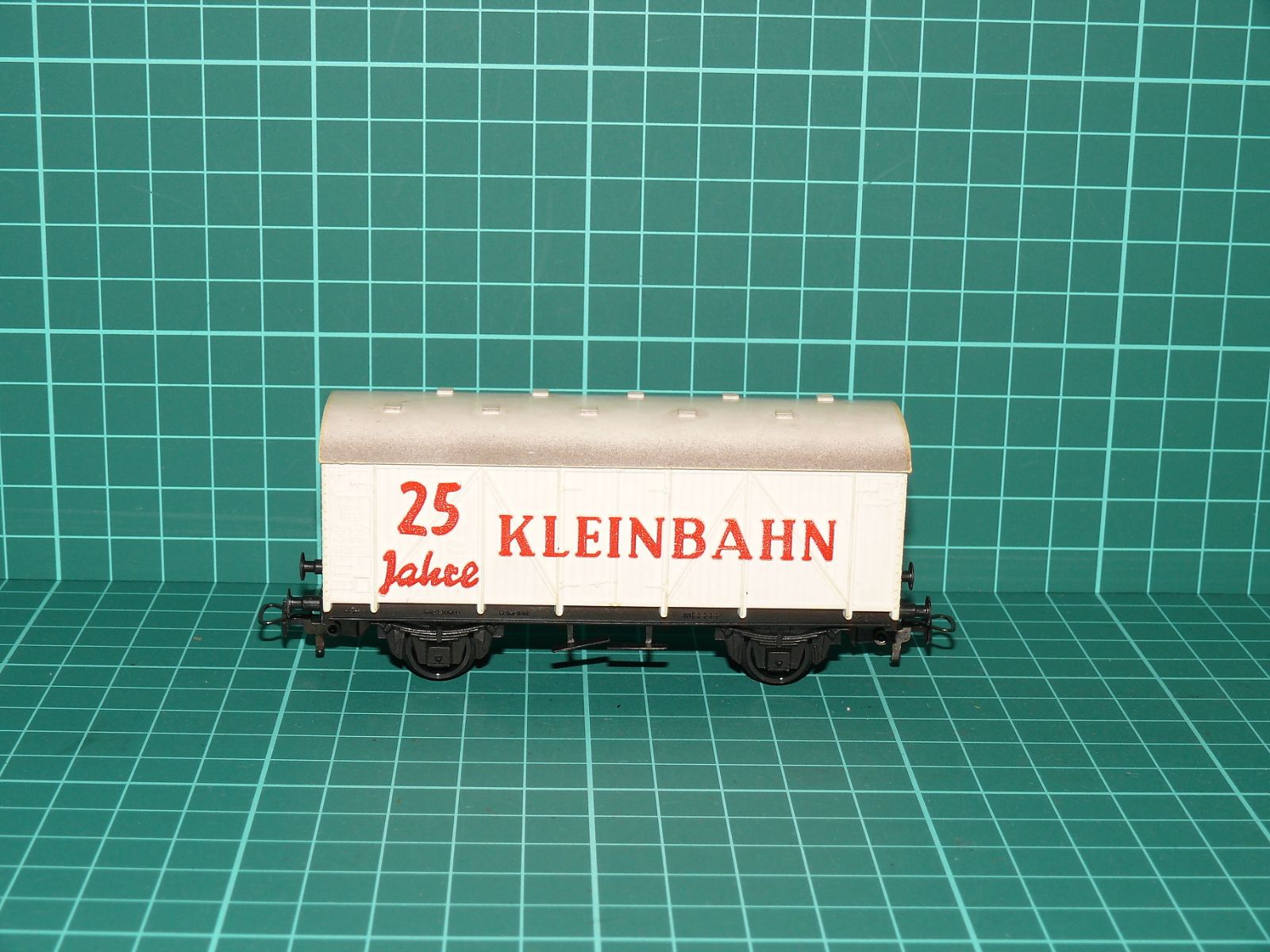 Kleinbahn H0 – Dvounápravový jubilejní krytý vůz "25 Jahre KLEINBAHN" (bílý) – H0