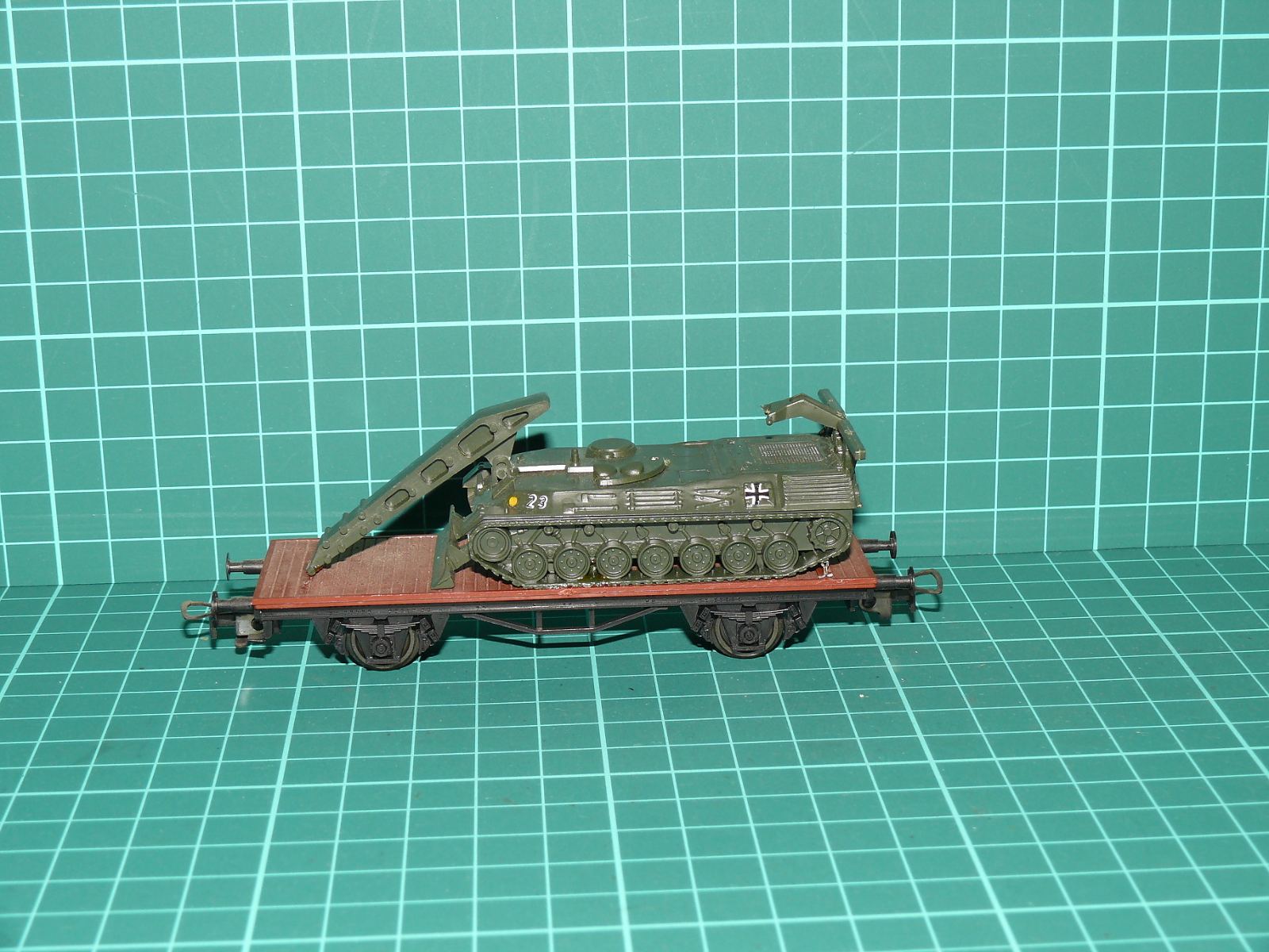 PIKO H0 – Dvounápravový plošinový vůz s nákladem vyprošťovacího tanku Bundeswehr (Bergepanzer) – H0