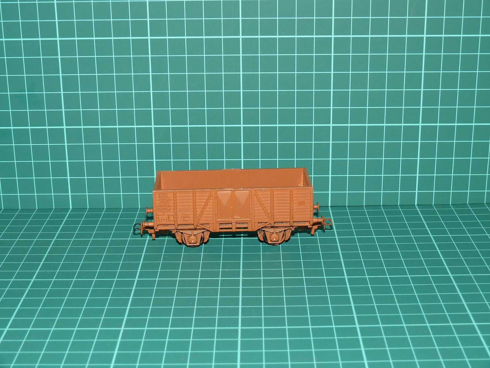 Kleinbahn H0 – Dvounápravový otevřený nákladní vůz El-u / Om ÖBB (hnědý / patina, Ep. III/IV) – H0
