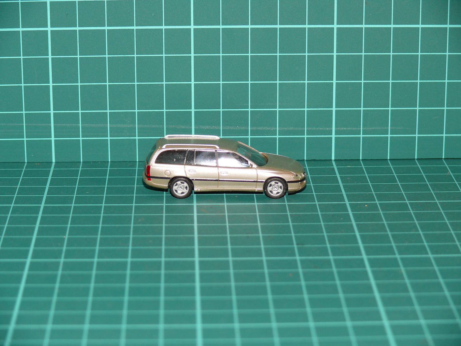 Herpa - Opel Omega B Caravan Osobní kombi (zlatá / šampaň metalíza) – H0