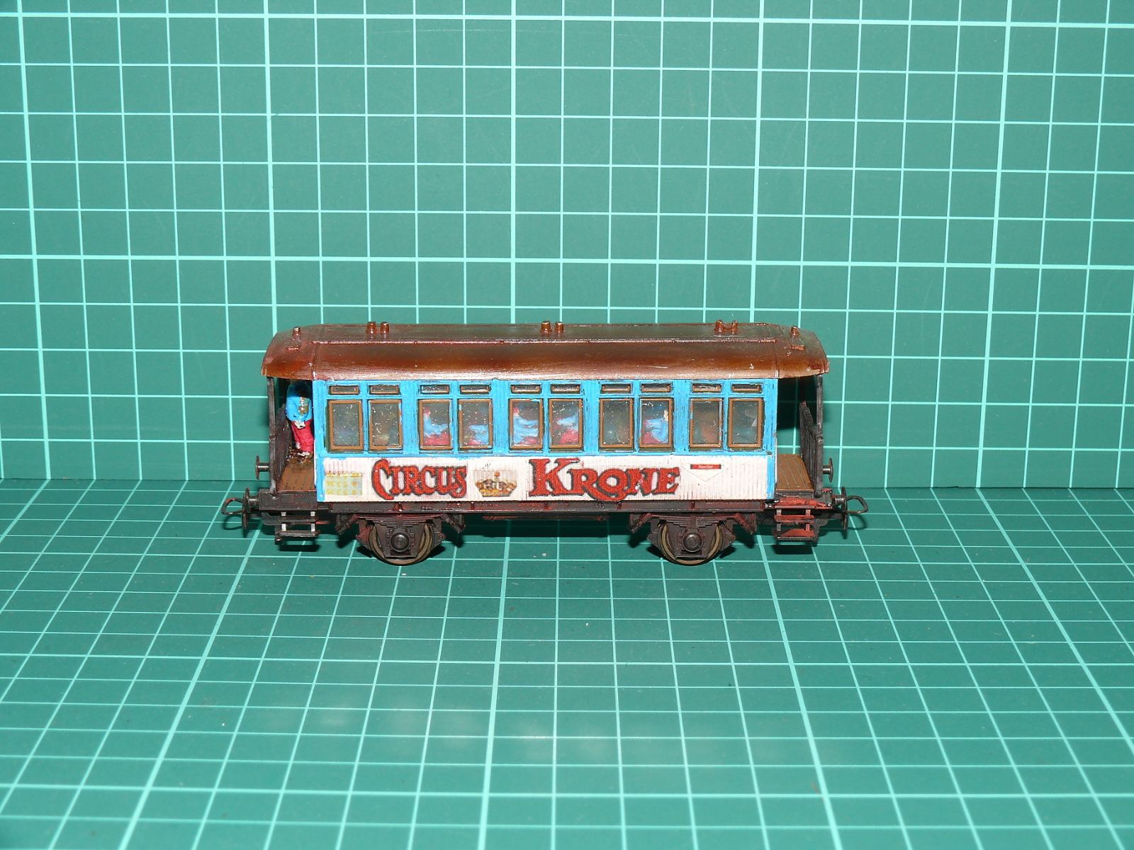 Kleinbahn H0 – Dvounápravový vyhlídkový cirkusový vůz "CIRCUS KRONE" s figurkou a patinou – H0