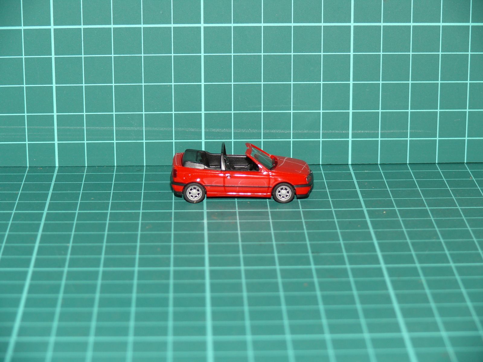 Herpa - Volkswagen Golf III Cabriolet Otevřený kabriolet (červená) – H0