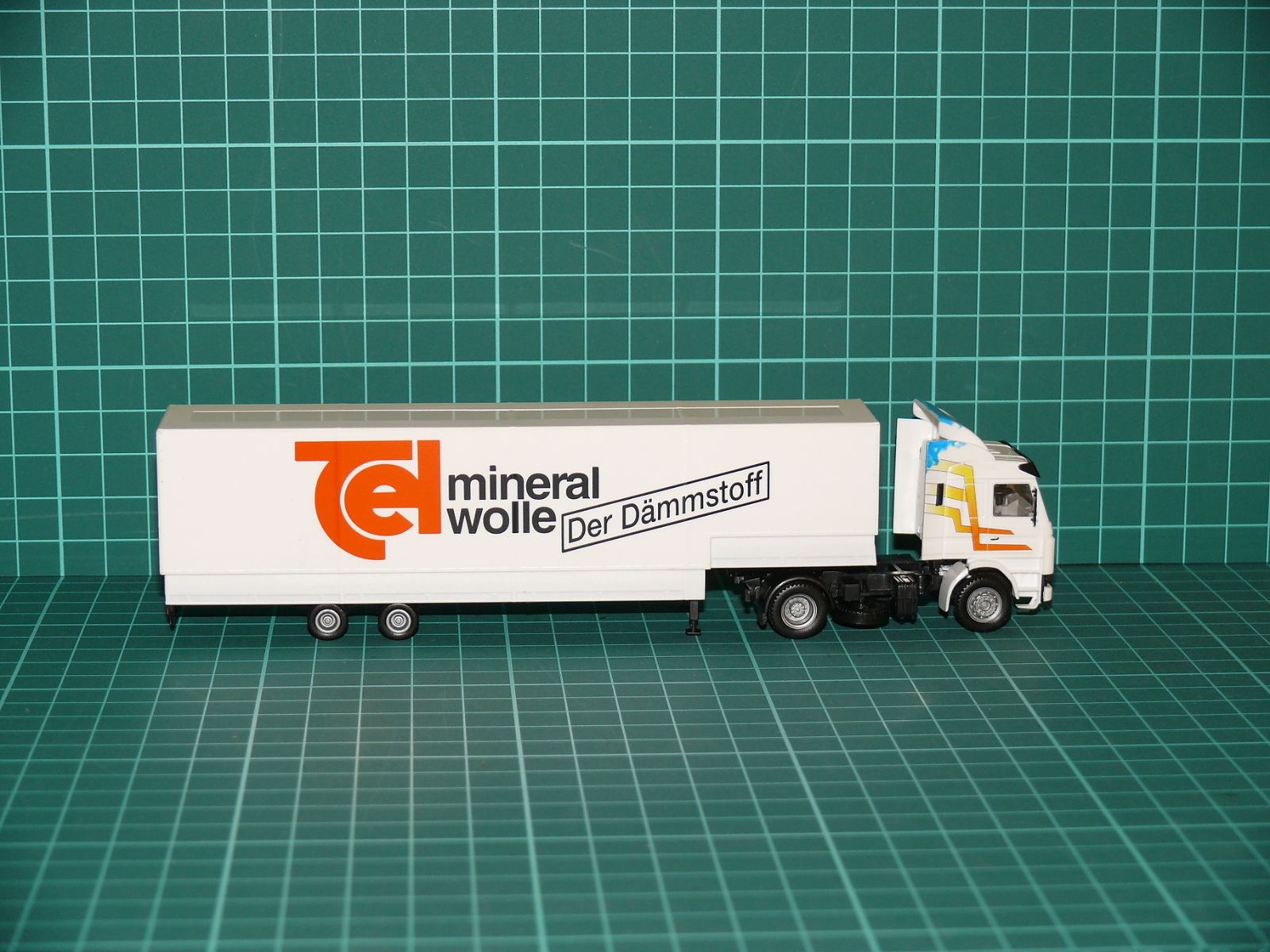 Herpa - Scania 142M Návěsová souprava „TEL mineralwolle - Der Dämmstoff“ – H0
