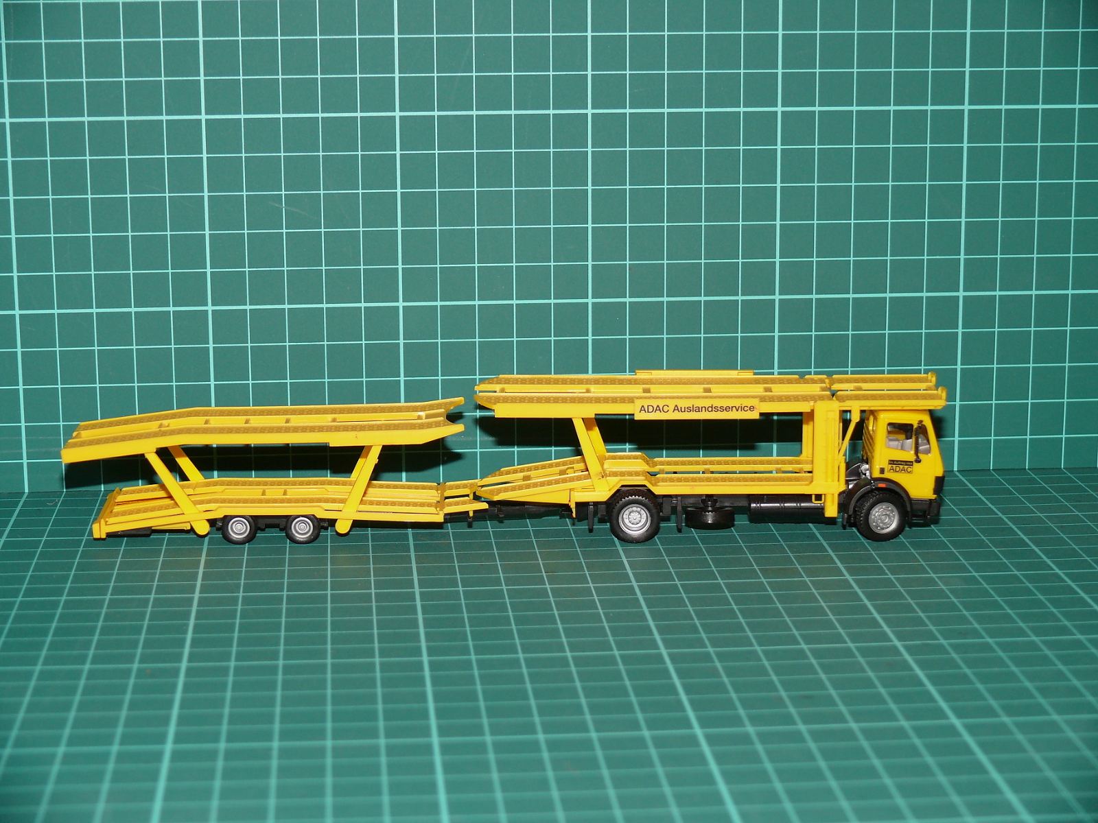 Herpa - Mercedes-Benz NG Dvoupatrová souprava pro přepravu automobilů „ADAC Auslandsservice“ – H0
