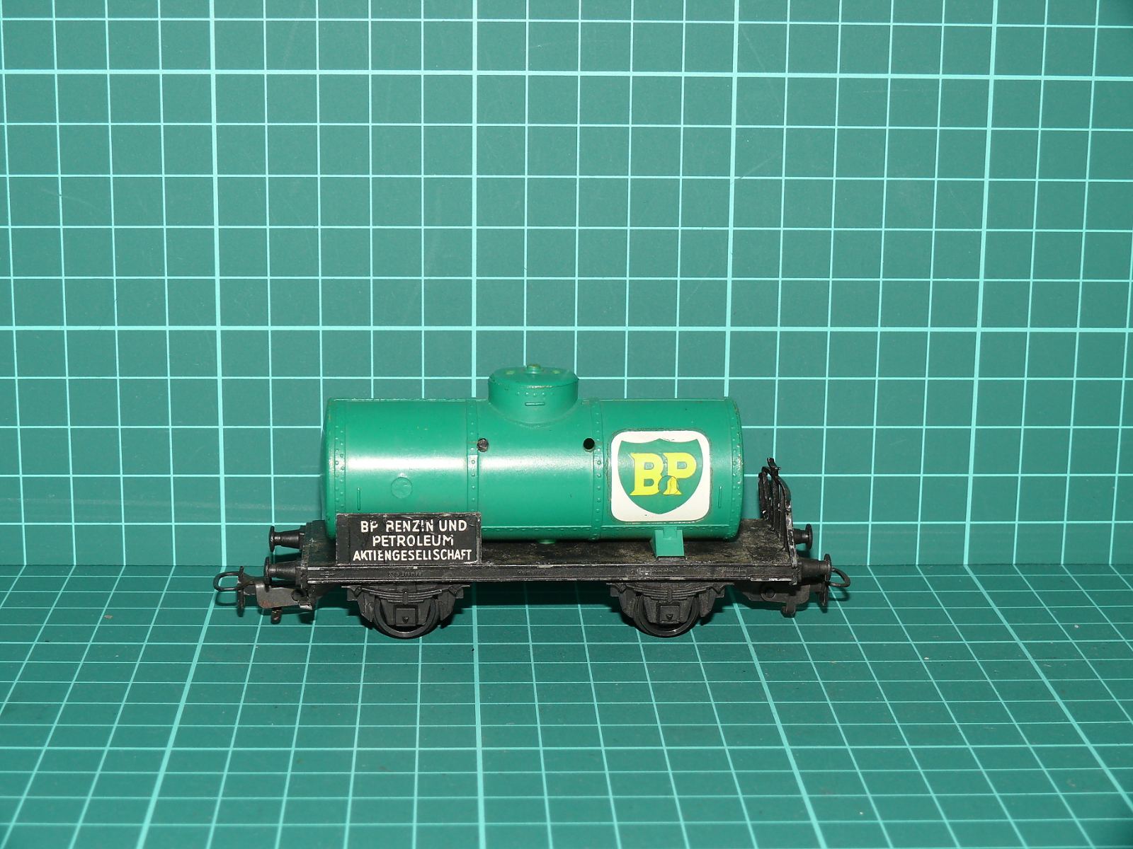 Kleinbahn H0 310 – Dvounápravový cisternový vůz BP (BB Österreich) – H0