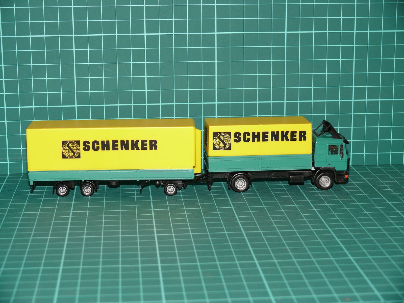 Herpa - MAN F90 Těžká valníková souprava s třínápravovým přívěsem „SCHENKER“ – H0