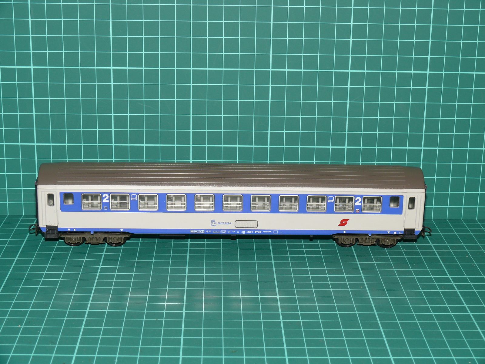 Kleinbahn H0 396 – Čtyřnápravový rychlíkový vůz 2. třídy Bmz ÖBB (51 81 20-70 022-9) – H0