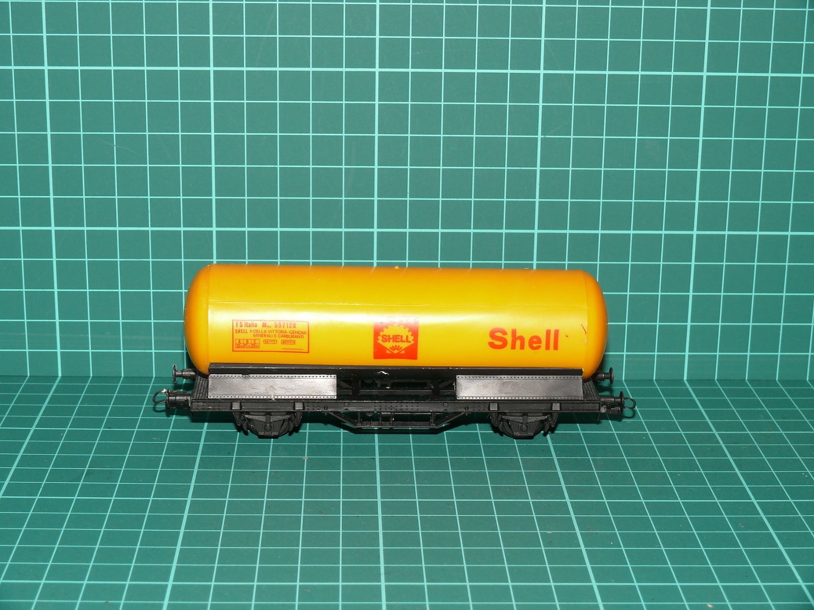 Lima H0 – Dvounápravový cisternový vůz Shell FS Italia (Mvg 557128) – H0