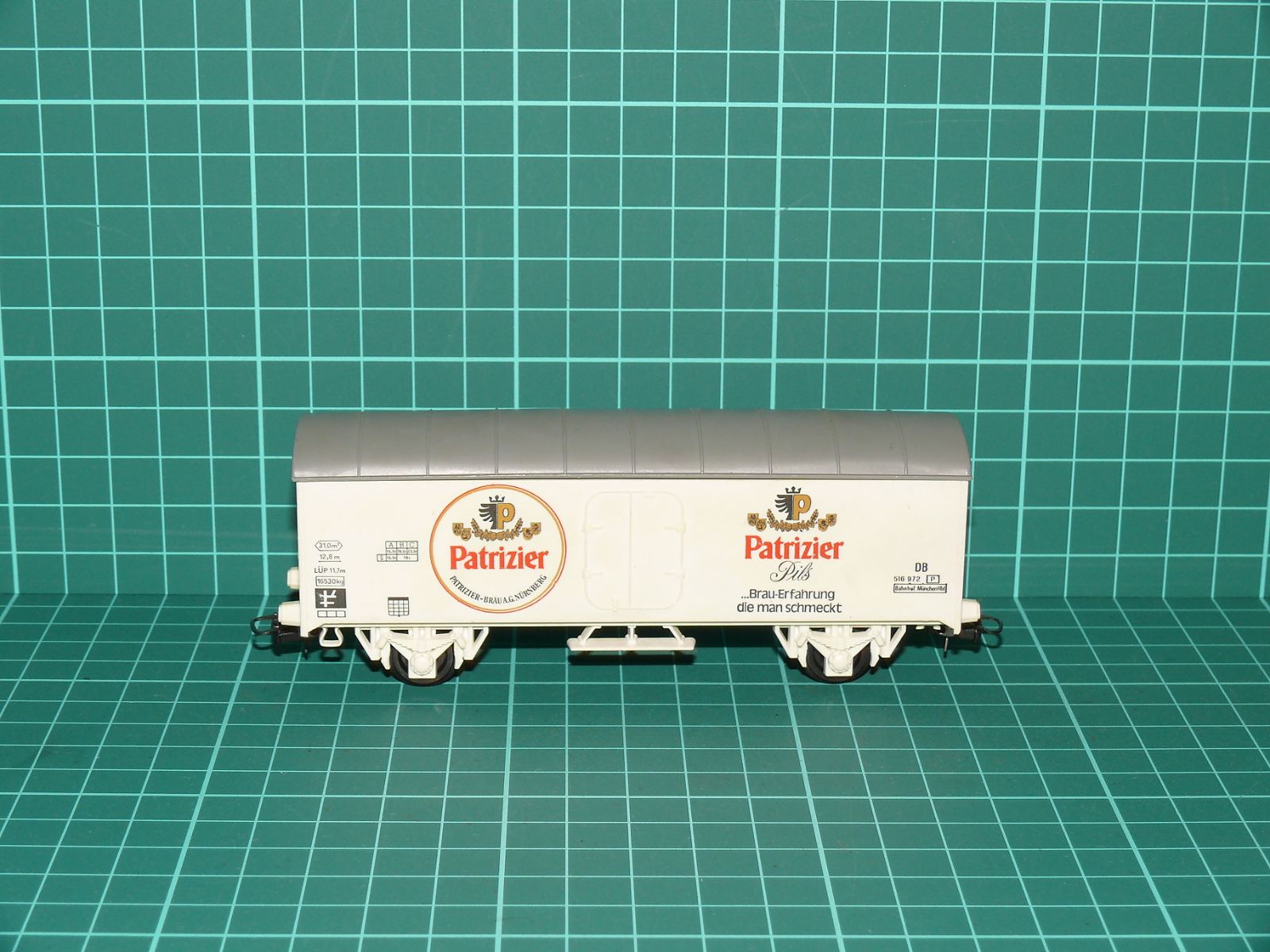 Kleinbahn H0 327 – Dvounápravový chladicí / pivní vůz "Patrizier Pils" DB – H0