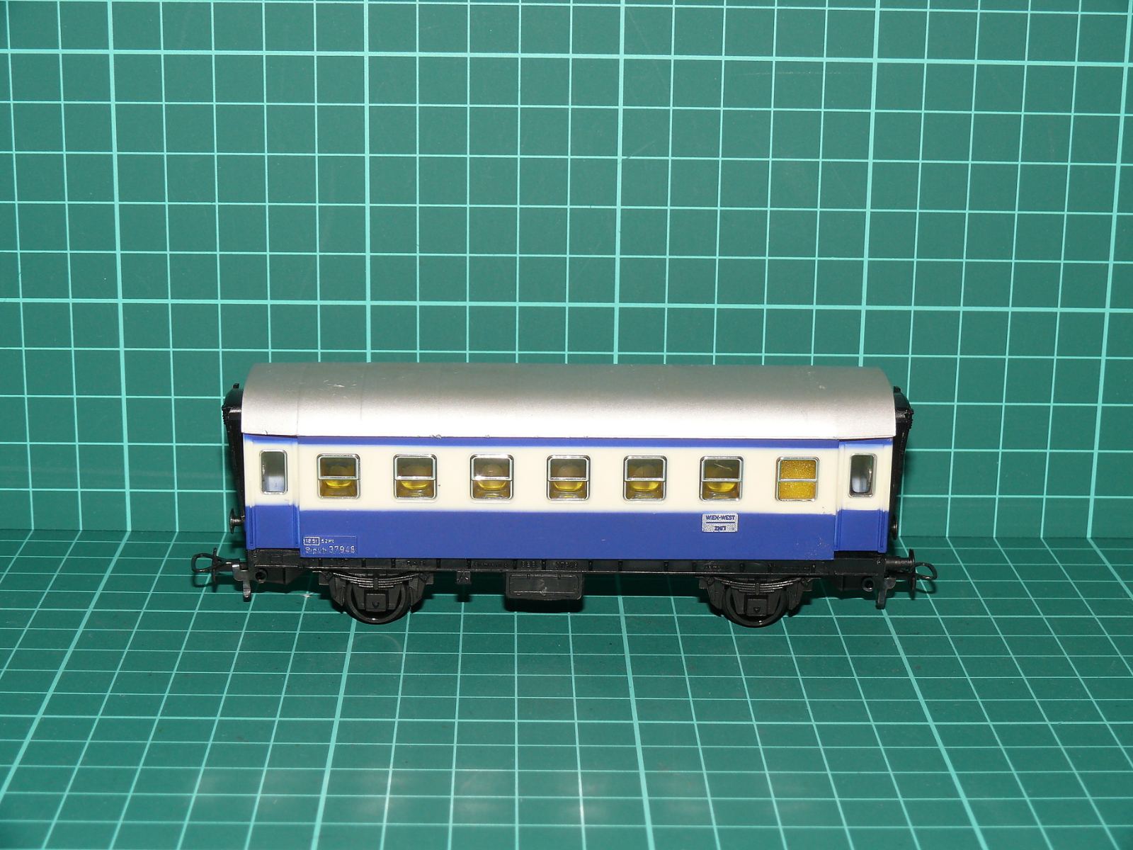 Kleinbahn H0 369 – Dvounápravový osobní / přípojný vůz B4püh ÖBB (modro-bílý) – H0