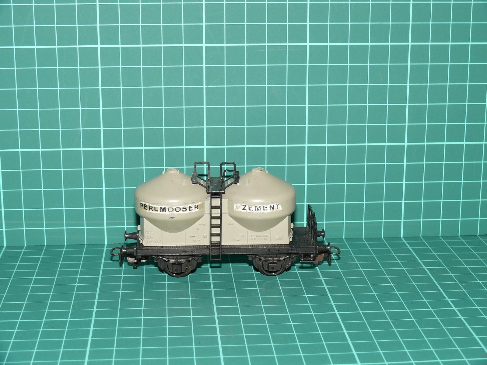 Kleinbahn H0 316 – Dvounápravový vůz na přepravu prachového cementu "Perlmooser Zement" ÖBB – H0