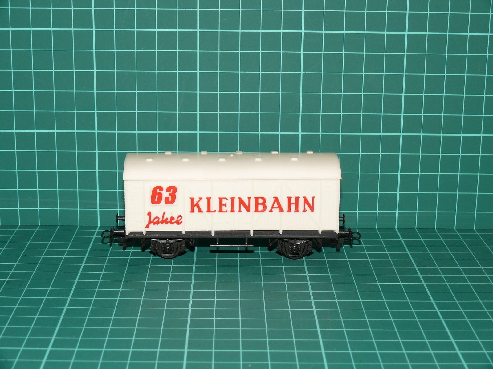 Kleinbahn H0 307 – Dvounápravový jubilejní krytý vůz "63 Jahre Kleinbahn" – H0