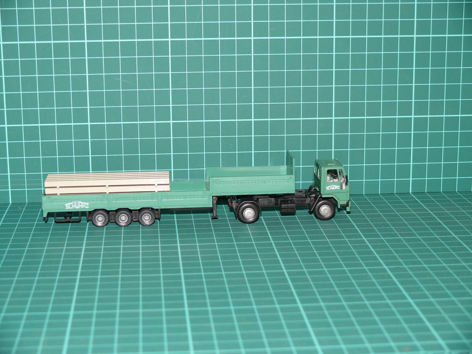Herpa - DAF 95 Valníková návěsová souprava s nákladem dřeva „SCHWARZ“ – H0