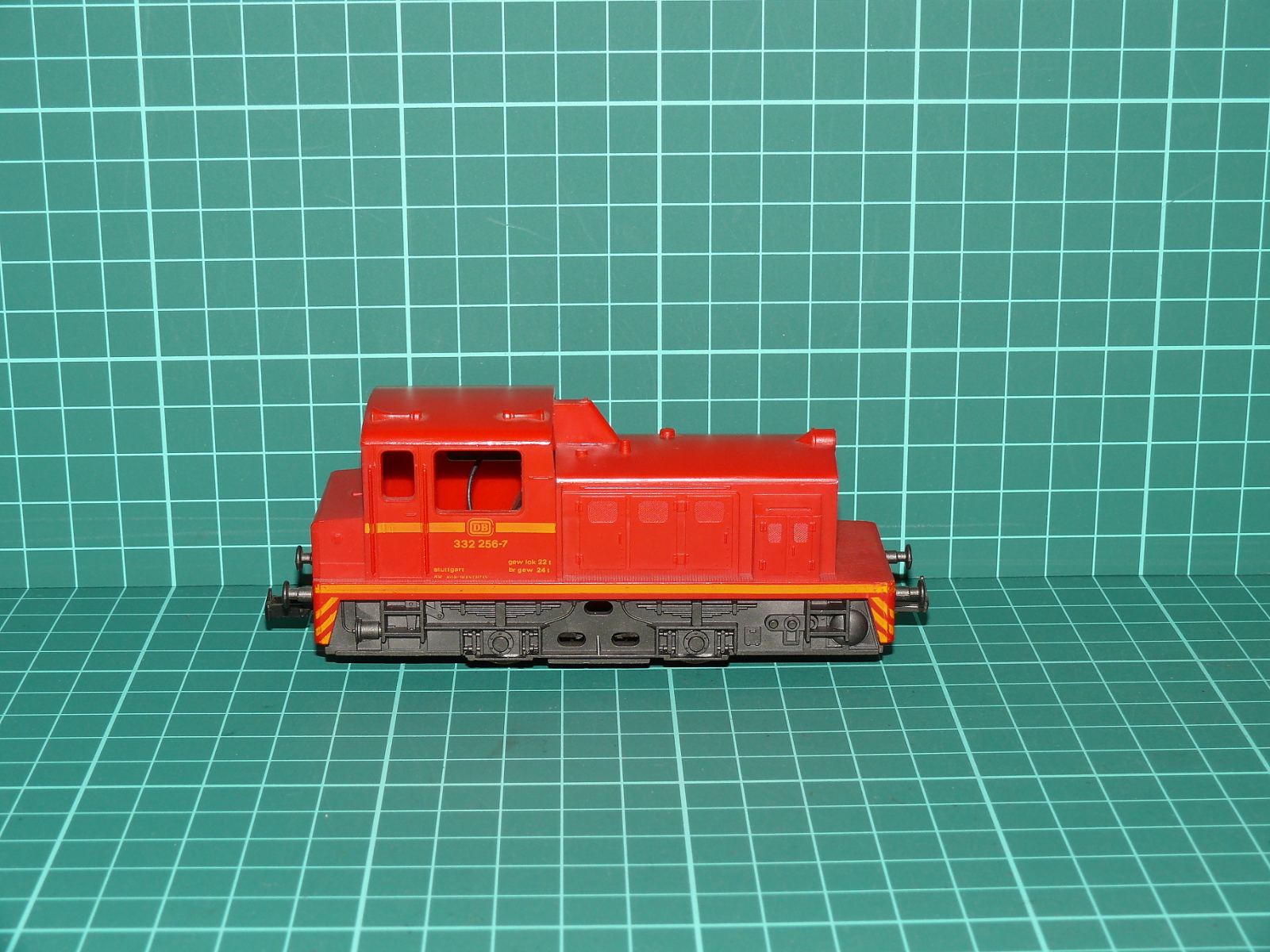 Lima H0 – Dvounápravová motorová posunovací lokomotiva řady 332 (Köf III) DB (332 256-7) – H0