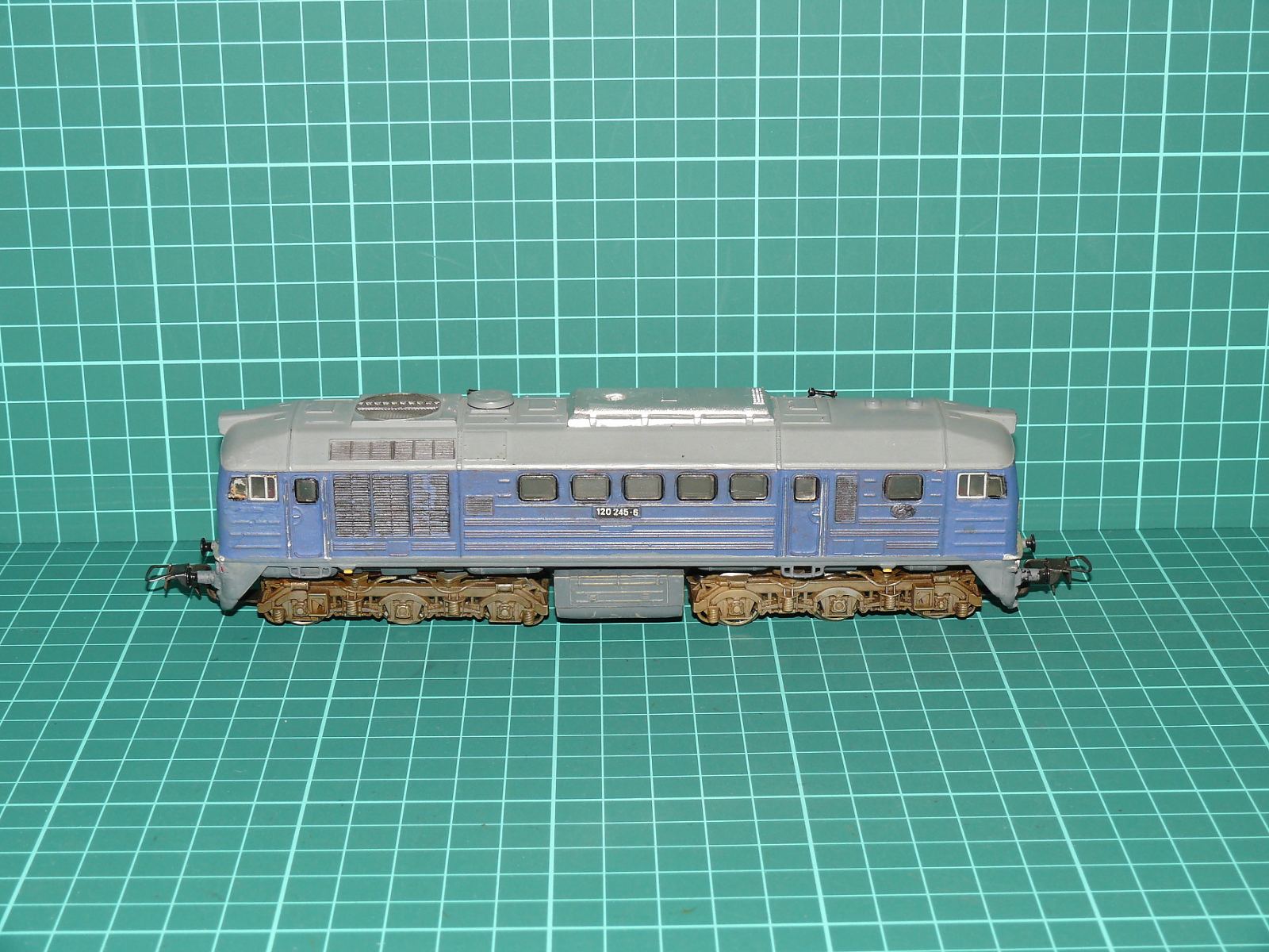 Gützold H0 – Těžká motorová lokomotiva BR 120 "Sergej" / Taigatrommel (120 245-6) – Pojízdná – H0