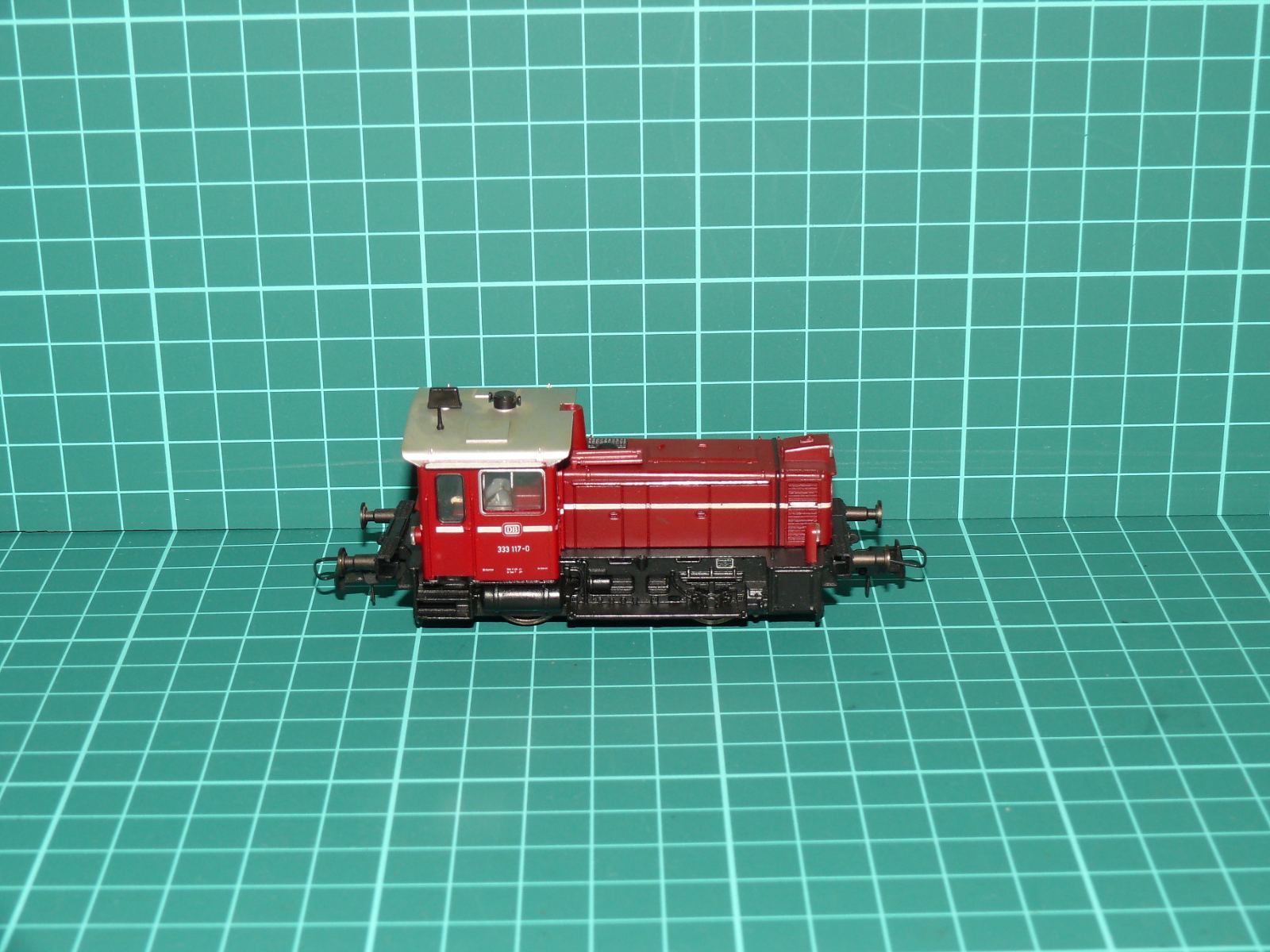Roco H0 – Dvounápravová motorová posunovací lokomotiva řady 333 (Köf III) DB (333 117-0) – Pojízdná – H0