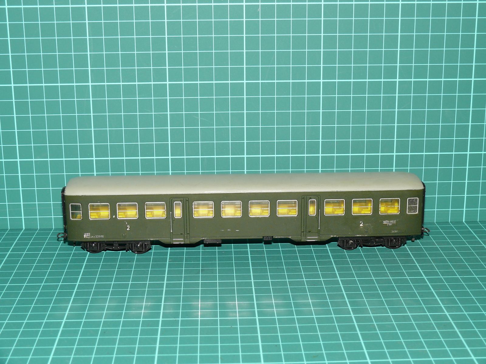 Kleinbahn H0 – Čtyřnápravový příměstský / osobní vůz 2. třídy ÖBB "Schlieren" (32500) – H0