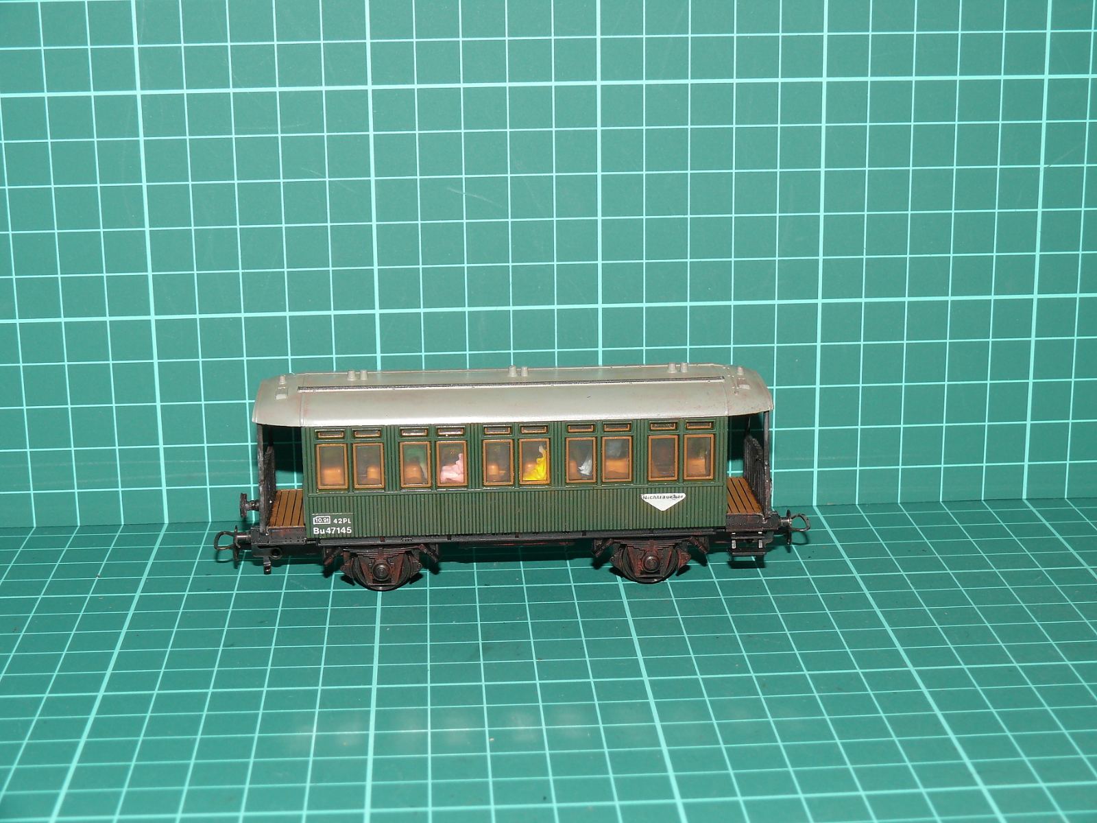 Kleinbahn H0 – Dvounápravový osobní vůz s otevřenou plošinou ÖBB (Bu 47145) – Osazen figurkami – H0