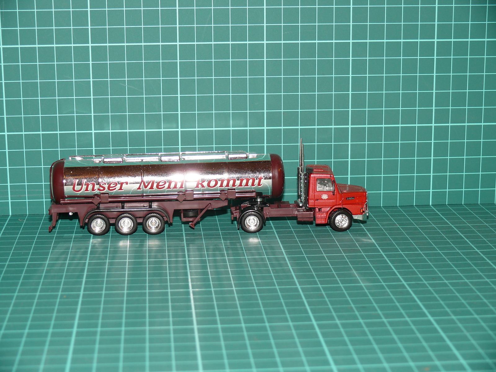 Herpa - Scania 142M Kapotový tahač s cisternovým návěsem na mouku „Unser Mehl kommt“ – H0