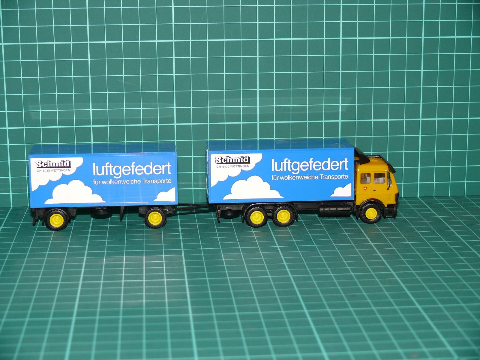 Herpa - Mercedes-Benz NG Těžká skříňová souprava „Schmid CH-Wettingen - luftgefedert“ – H0