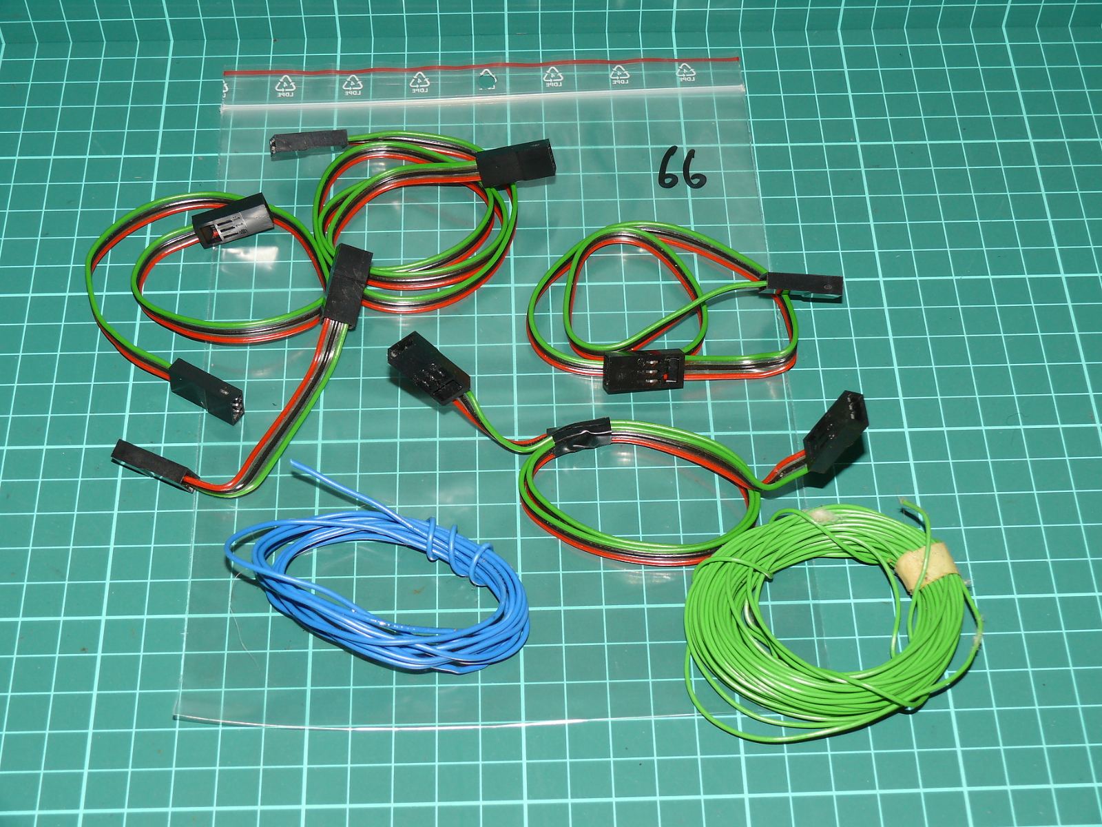 Modelová železnice – Elektro sada: 4 ks propojovacích kabelů s konektory + 2 svazky vodičů – Napájení