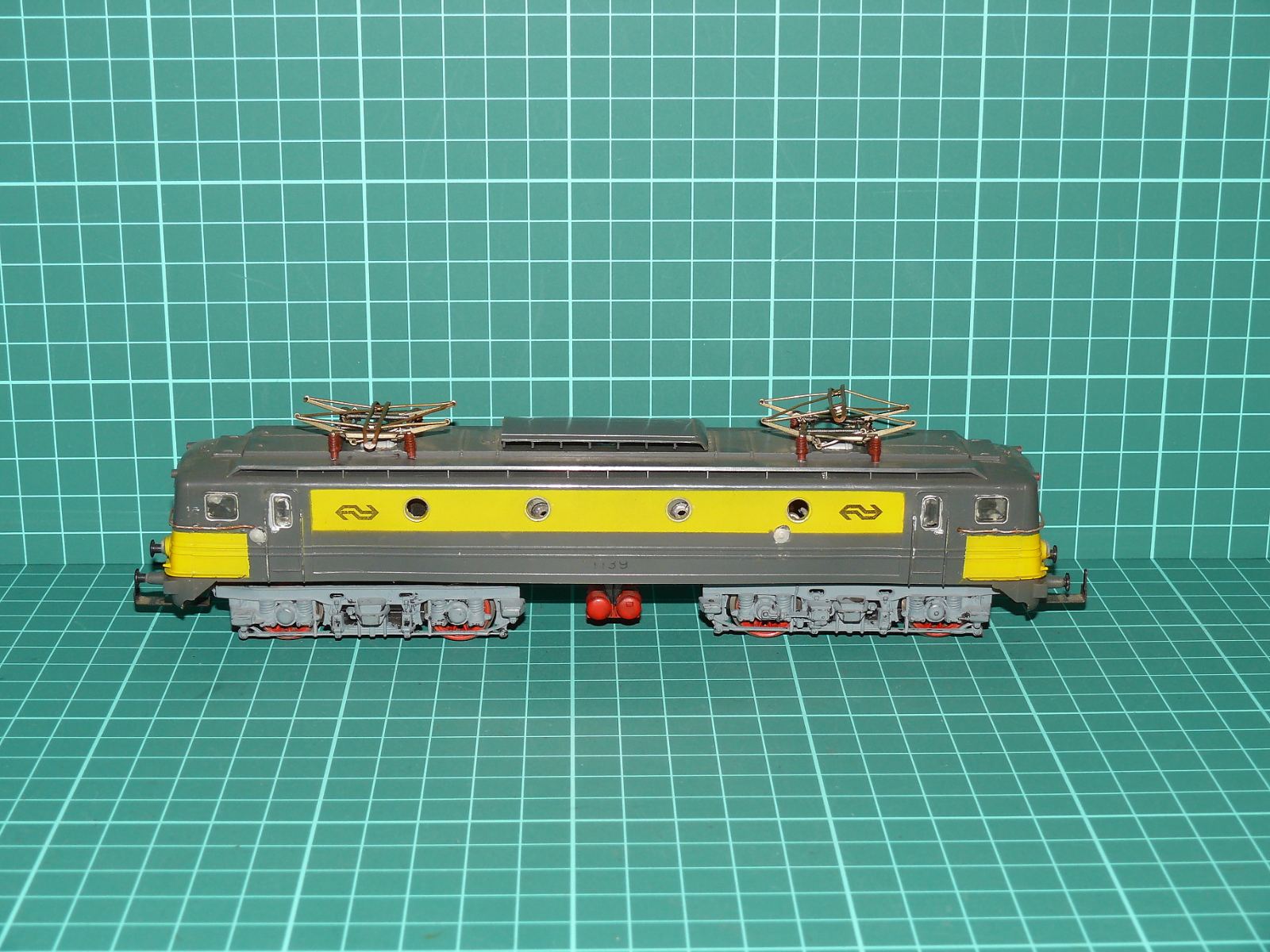 Rivarossi H0 – Elektrická lokomotiva řady 1100 NS (1139) – Šedo-žlutý nátěr – H0