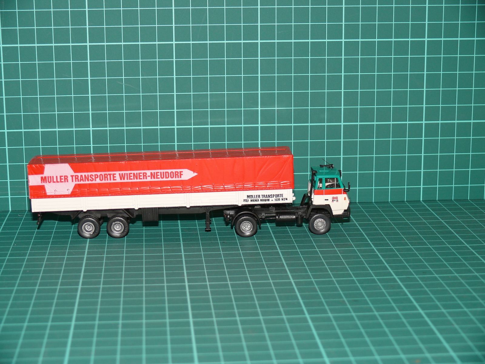 Herpa - Steyr 91 Plachtová návěsová souprava „MÜLLER TRANSPORTE WIENER-NEUDORF“ – H0