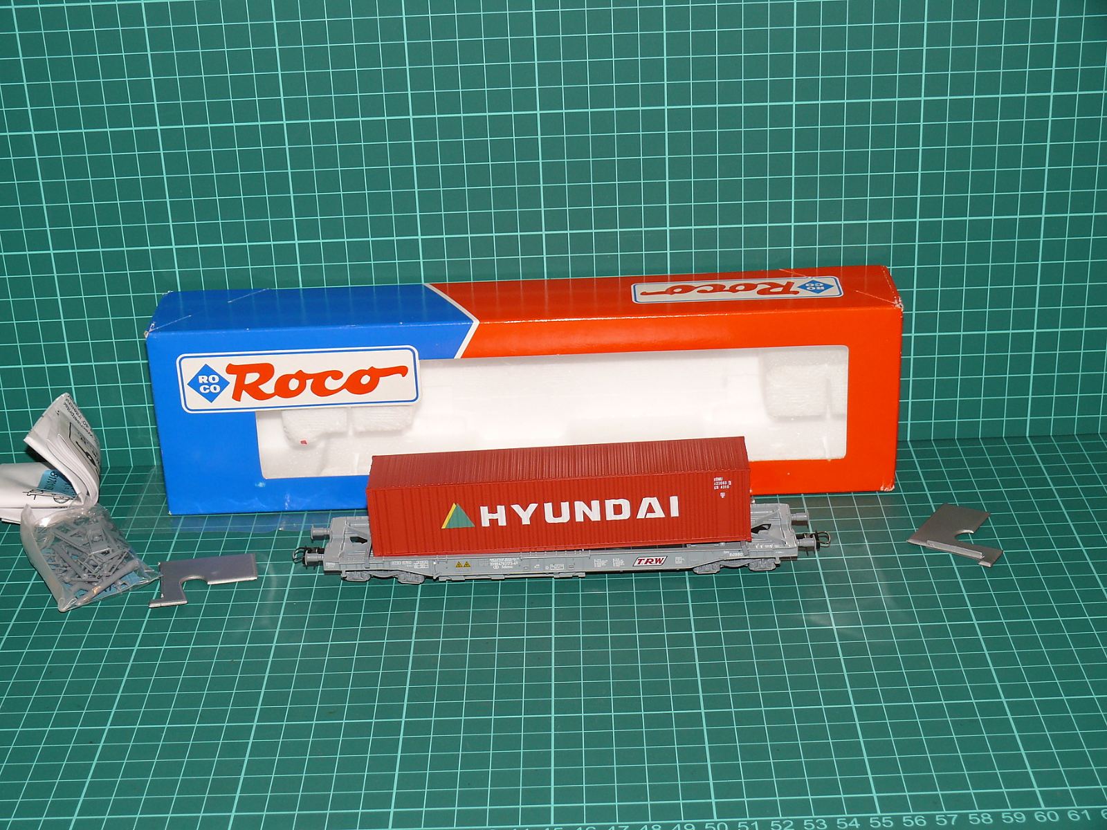 Roco H0 – Čtyřnápravový kapsový / kontejnerový vůz Sdgkms SNCB/NMBS s kontejnerem "HYUNDAI" (46588) – H0