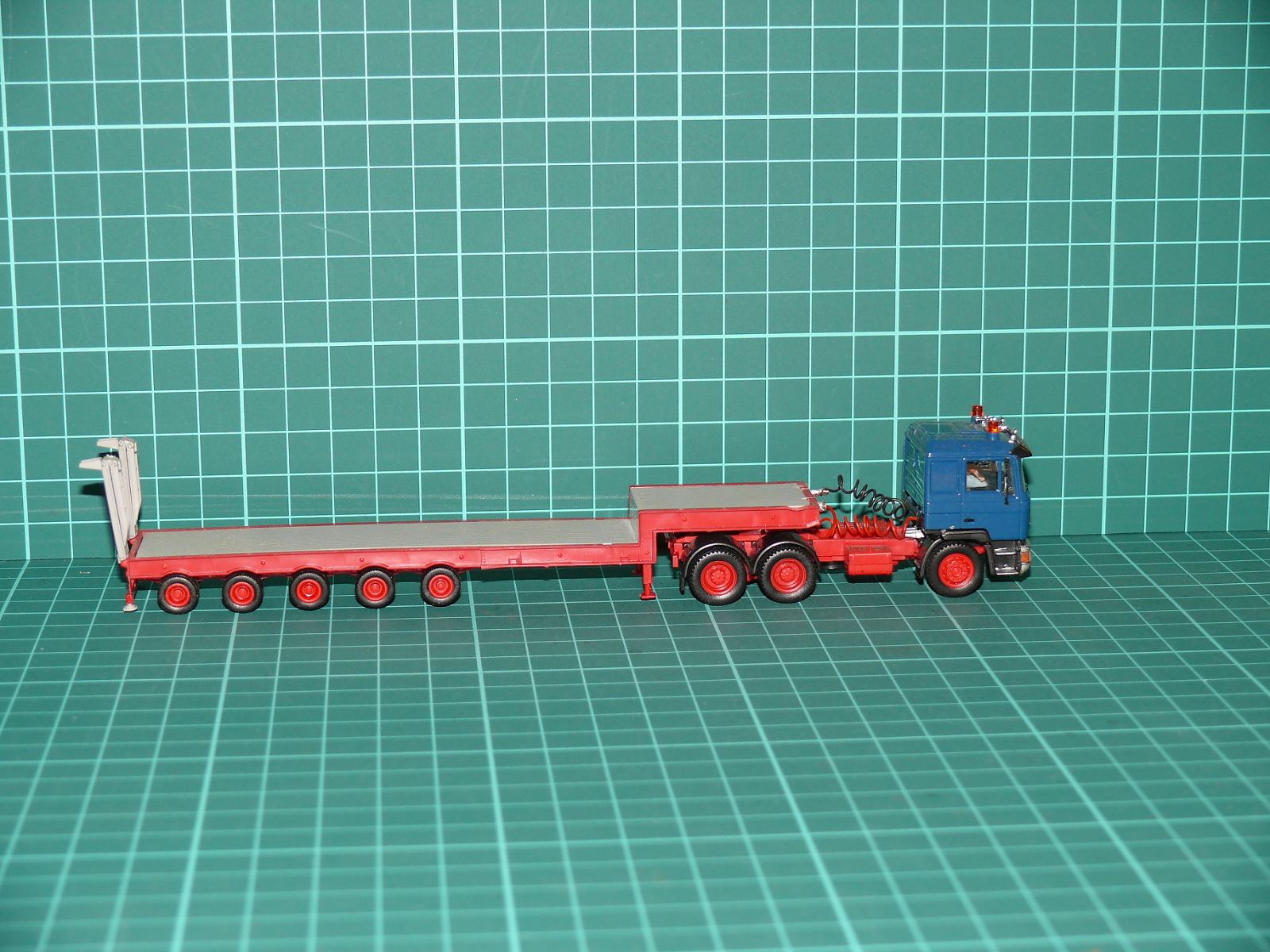 Herpa / Kibri - MAN F90 Těžký hlubinový podvalník 5-osý (modrá / červená) – H0